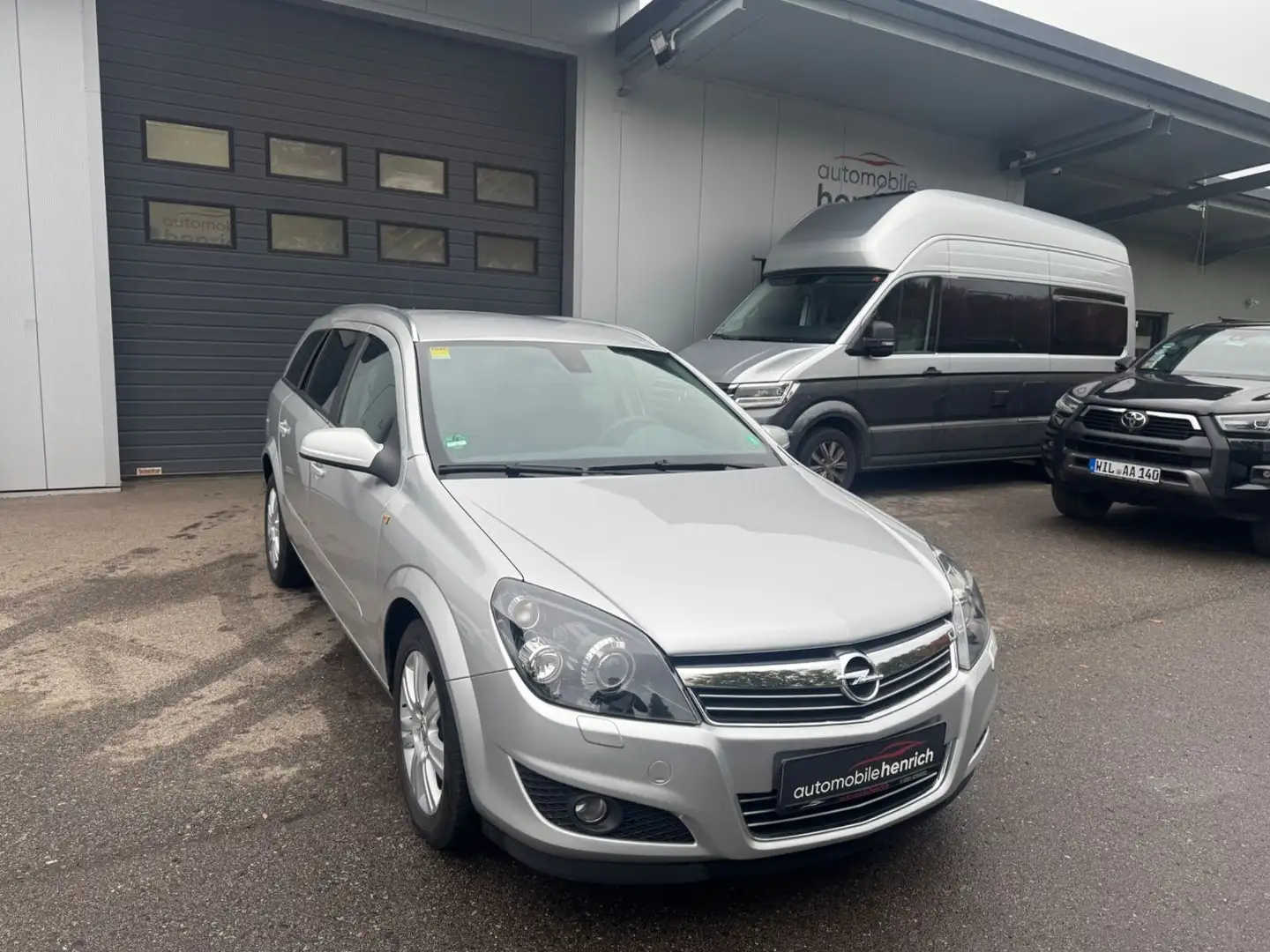 Opel Astra H Caravan Innovation Silber - 1