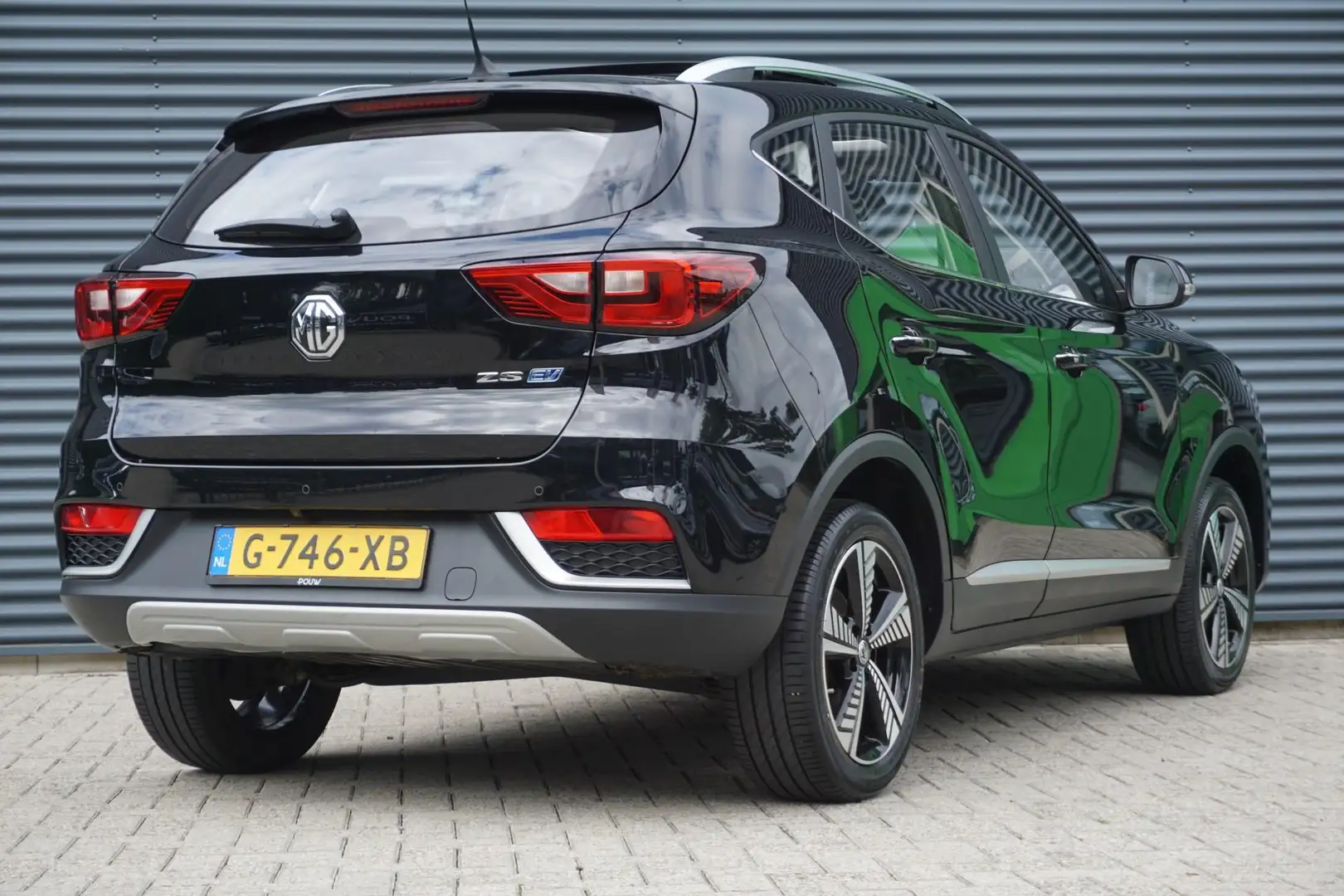 MG ZS MG EV 143pk Luxury 45 kWh | Panoramadak | Leder | Zwart - 2