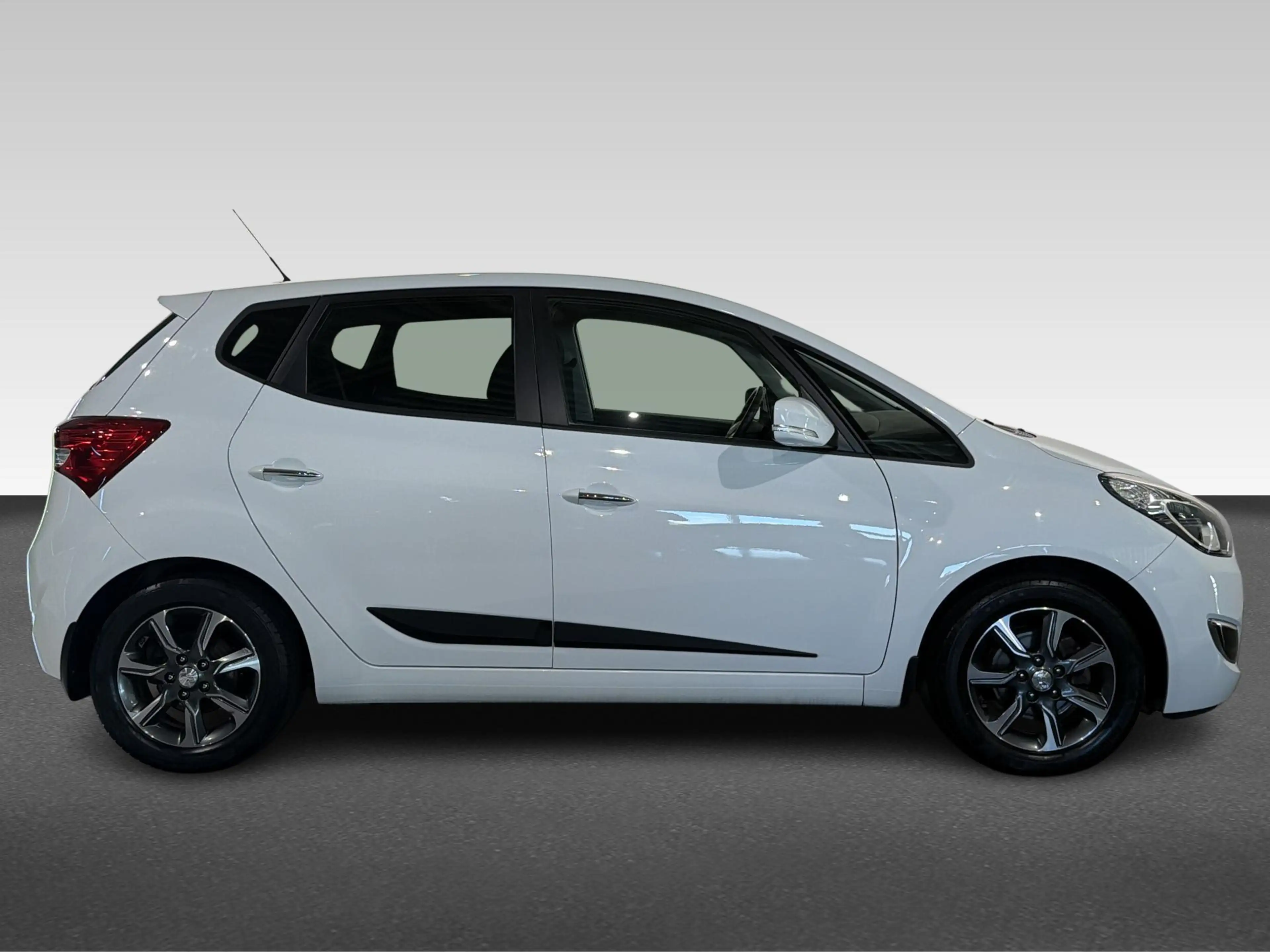 Hyundai iX20 1.4i Go! 2018 — photo 9