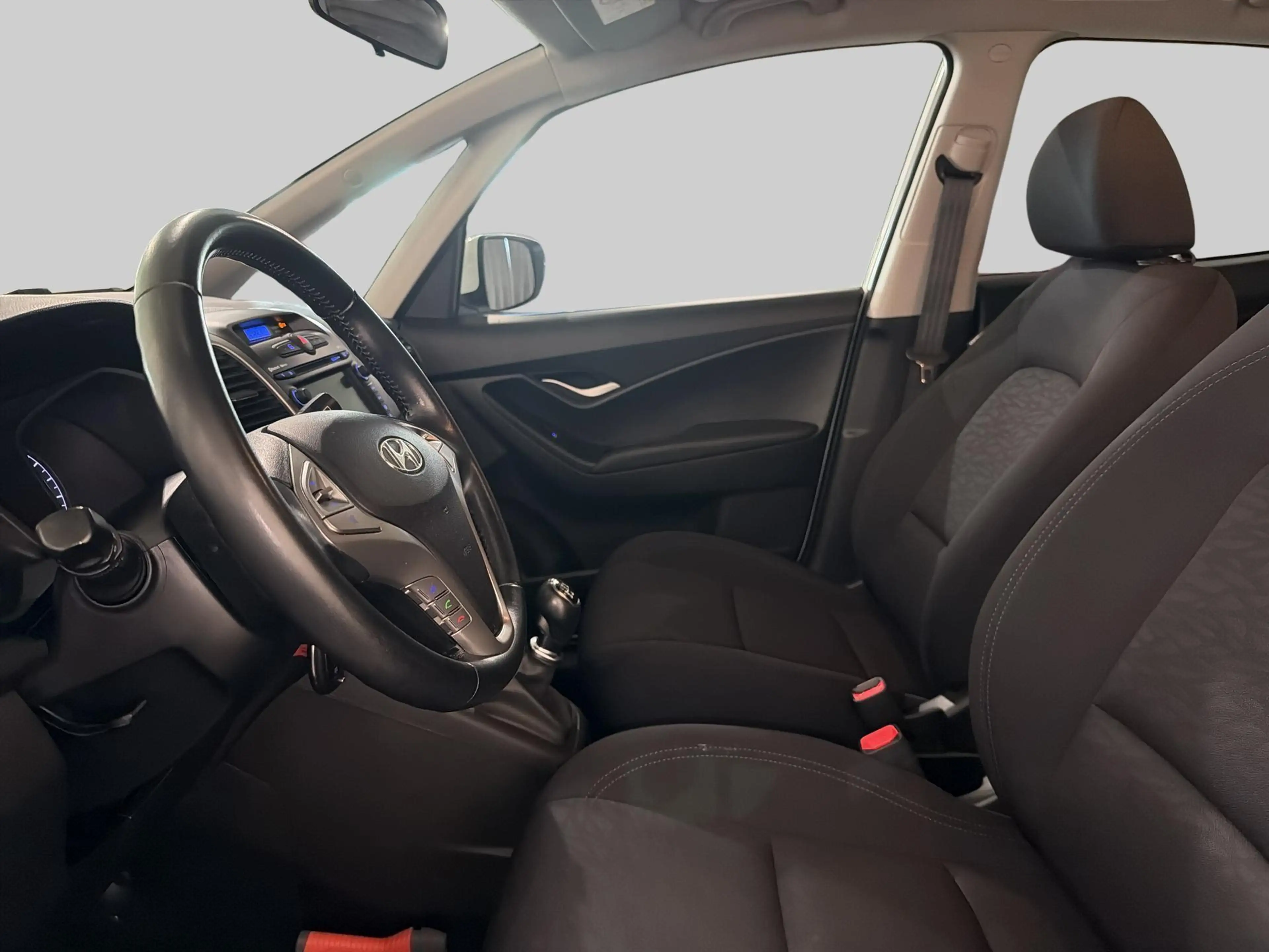 Hyundai iX20 1.4i Go! 2018 — photo 12