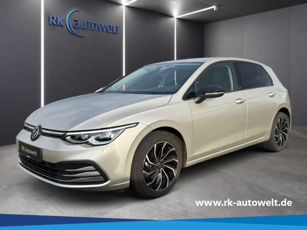 Volkswagen Golf 2023 — 8 VIII Move 1.0 eTSI ACC RearView Navi