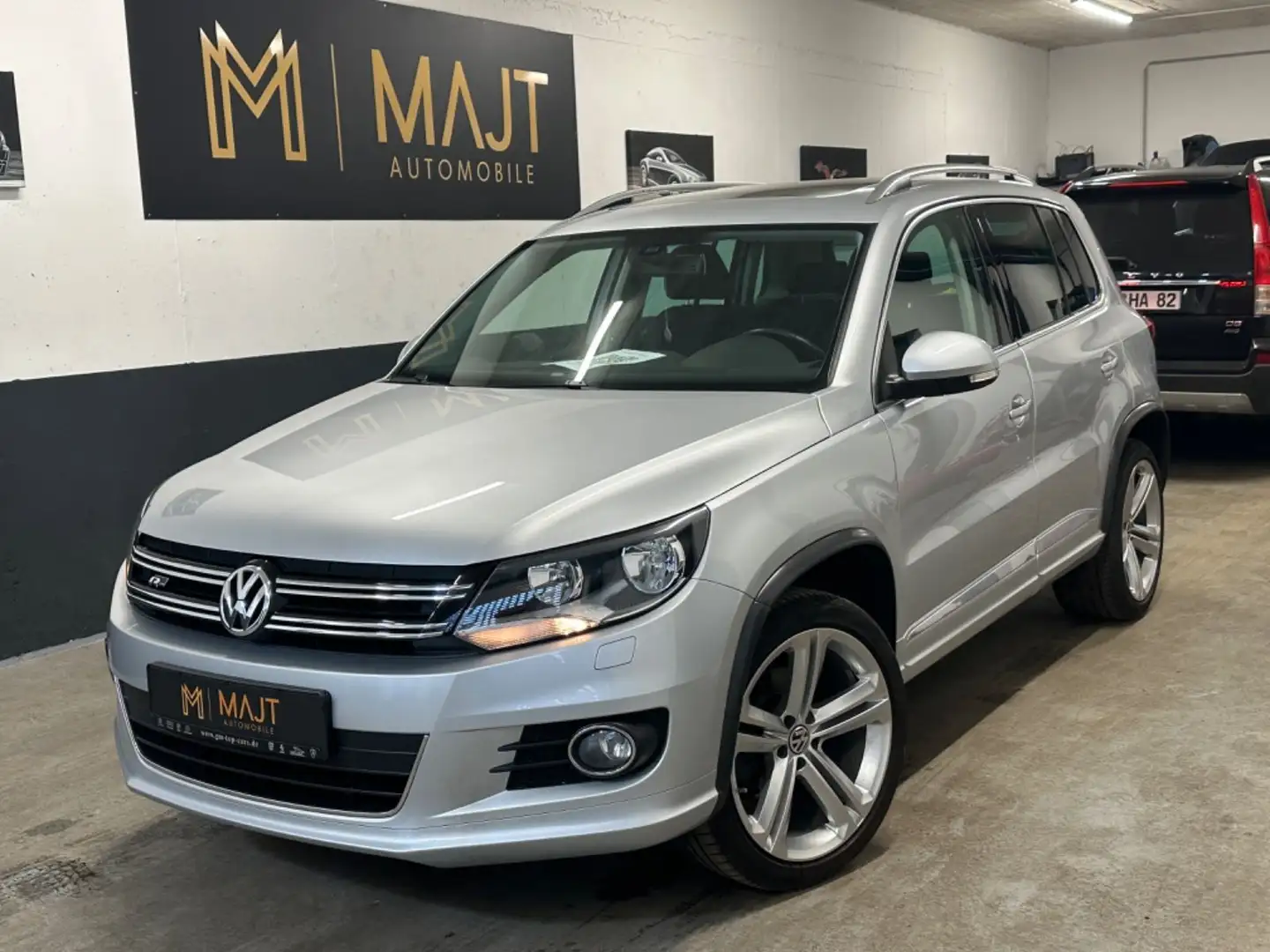 Volkswagen Tiguan Sport & Style R Line PDC Panorama SHZ AHK Zilver - 1