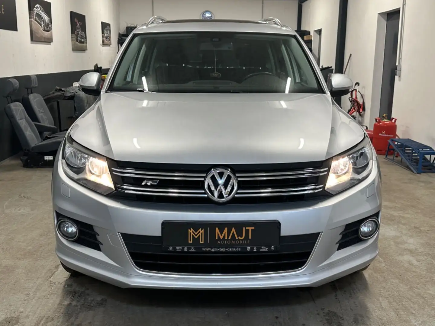 Volkswagen Tiguan Sport & Style R Line PDC Panorama SHZ AHK Zilver - 2