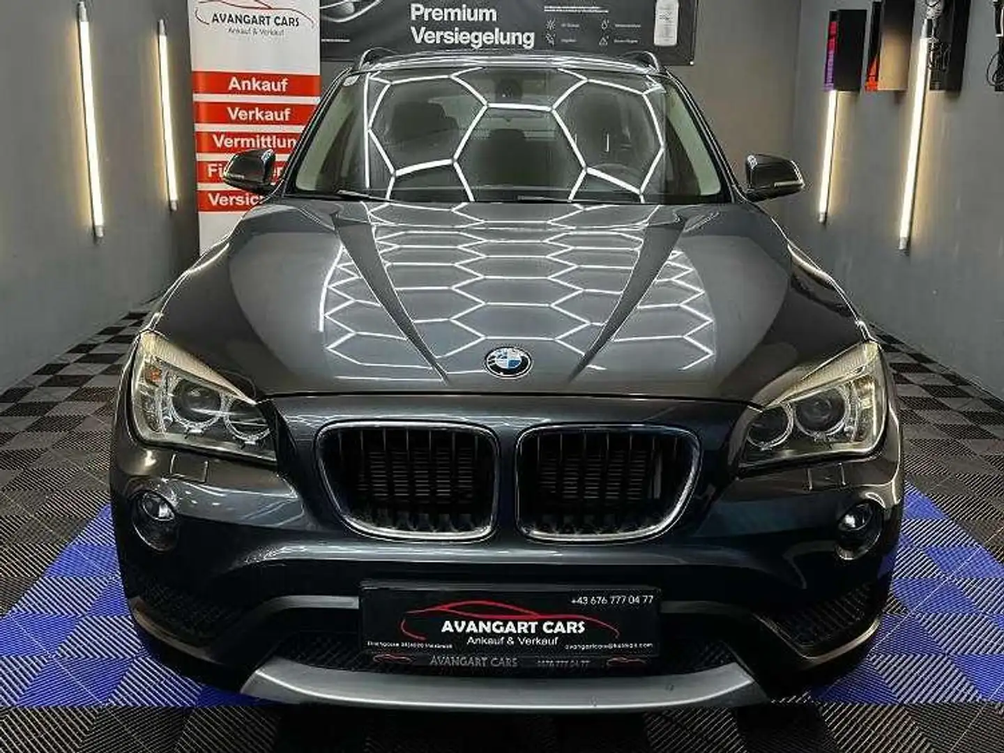 BMW X1 18 d xDrive Grijs - 2