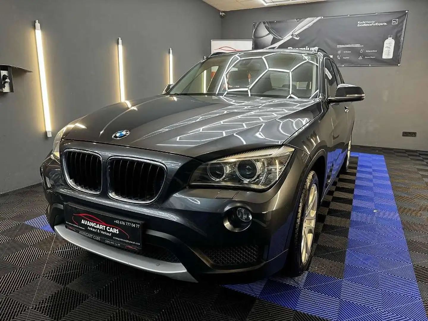 BMW X1 18 d xDrive Grijs - 1