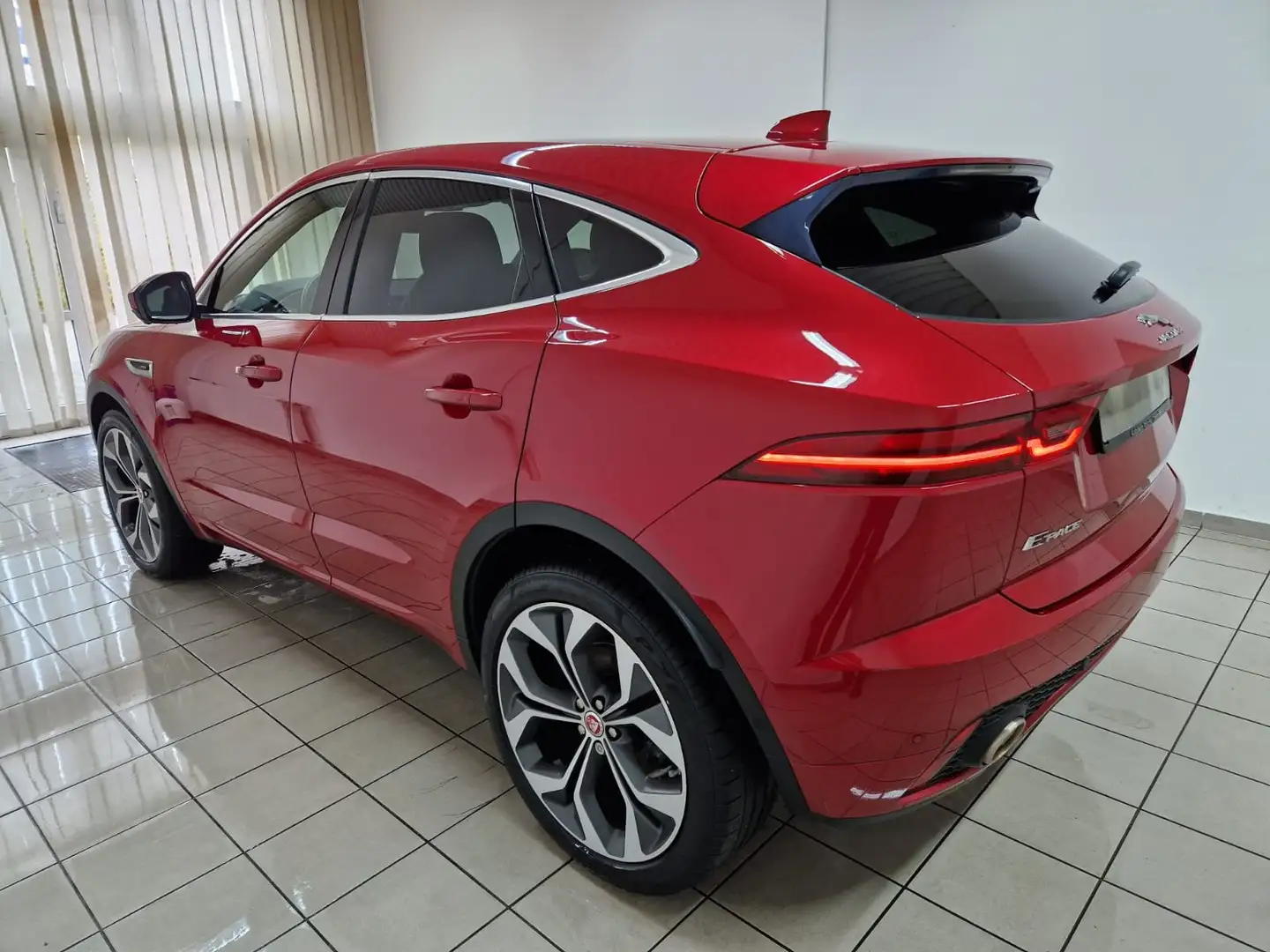 Jaguar E-Pace P300 R-Dynamic HSE AWD Panorama Meridian 21" Rouge - 2
