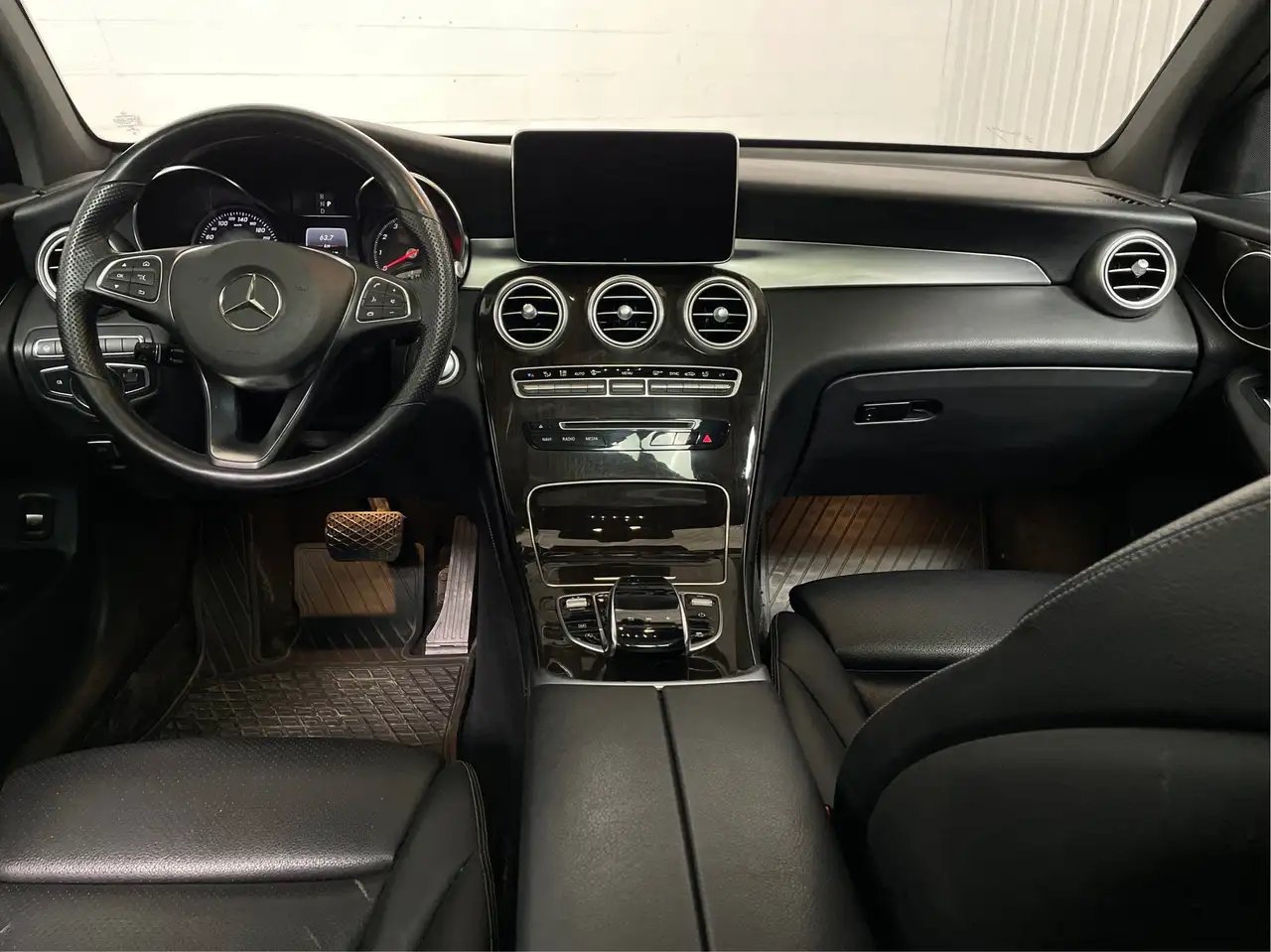 Mercedes-Benz GLC снимка Mercedes-Benz GLC