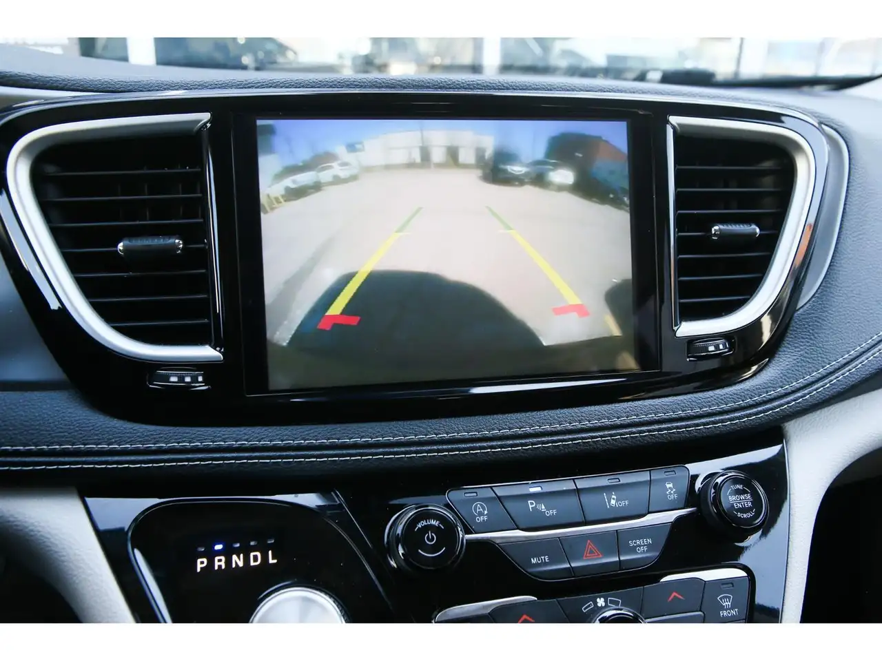 Chrysler Pacifica снимка Chrysler Pacifica