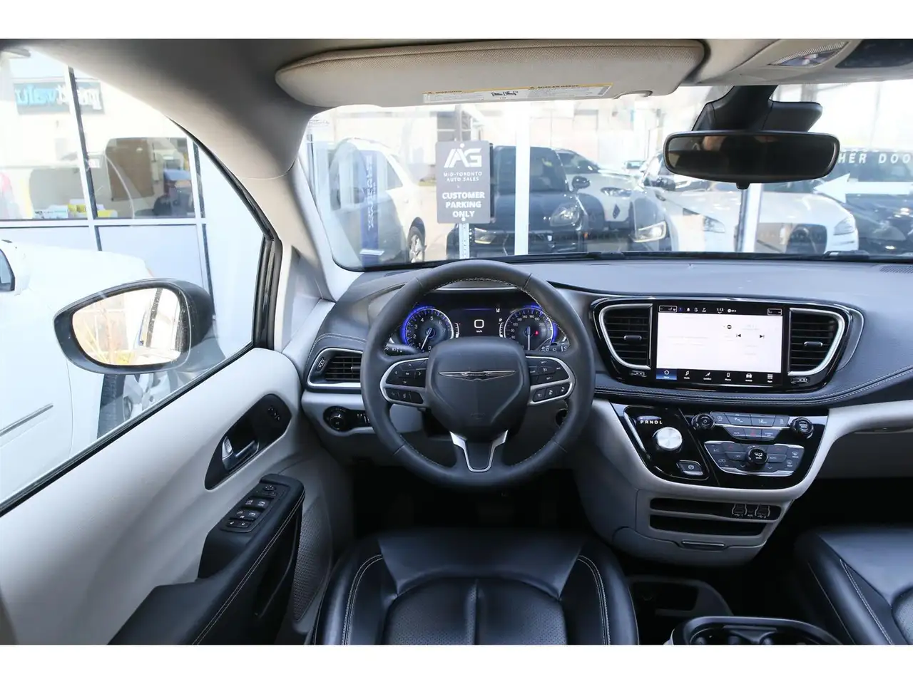 Chrysler Pacifica снимка Chrysler Pacifica