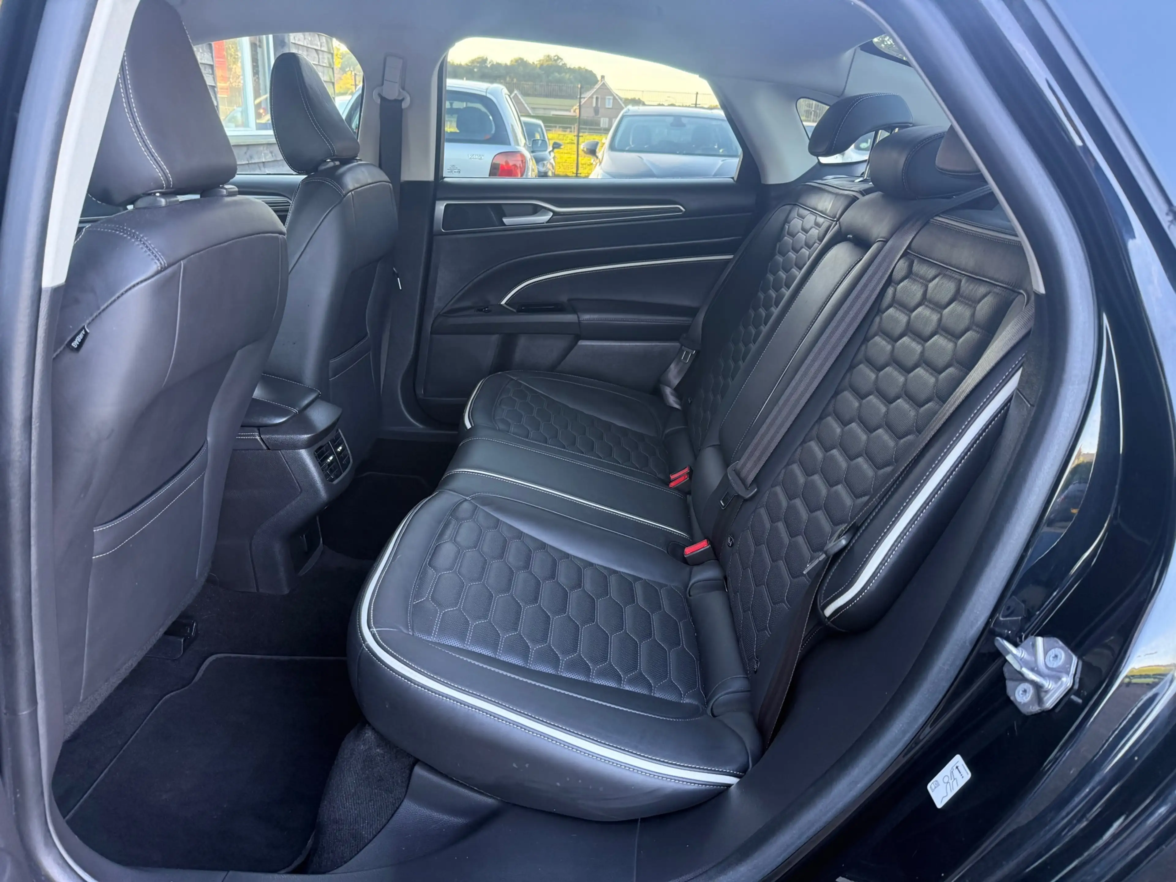 Ford Mondeo 2.0 IVCT HEV Vignale — photo 15