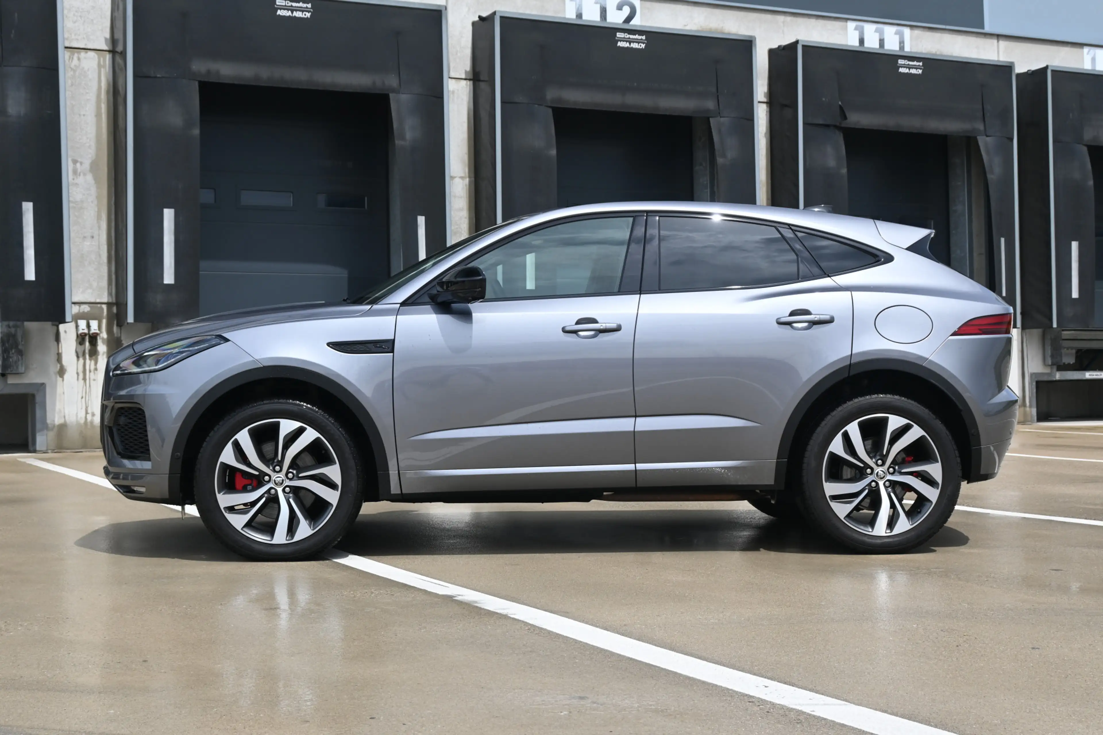 Jaguar E-Pace 1.5 P300e AWD R-Dynamic HSE — photo 9
