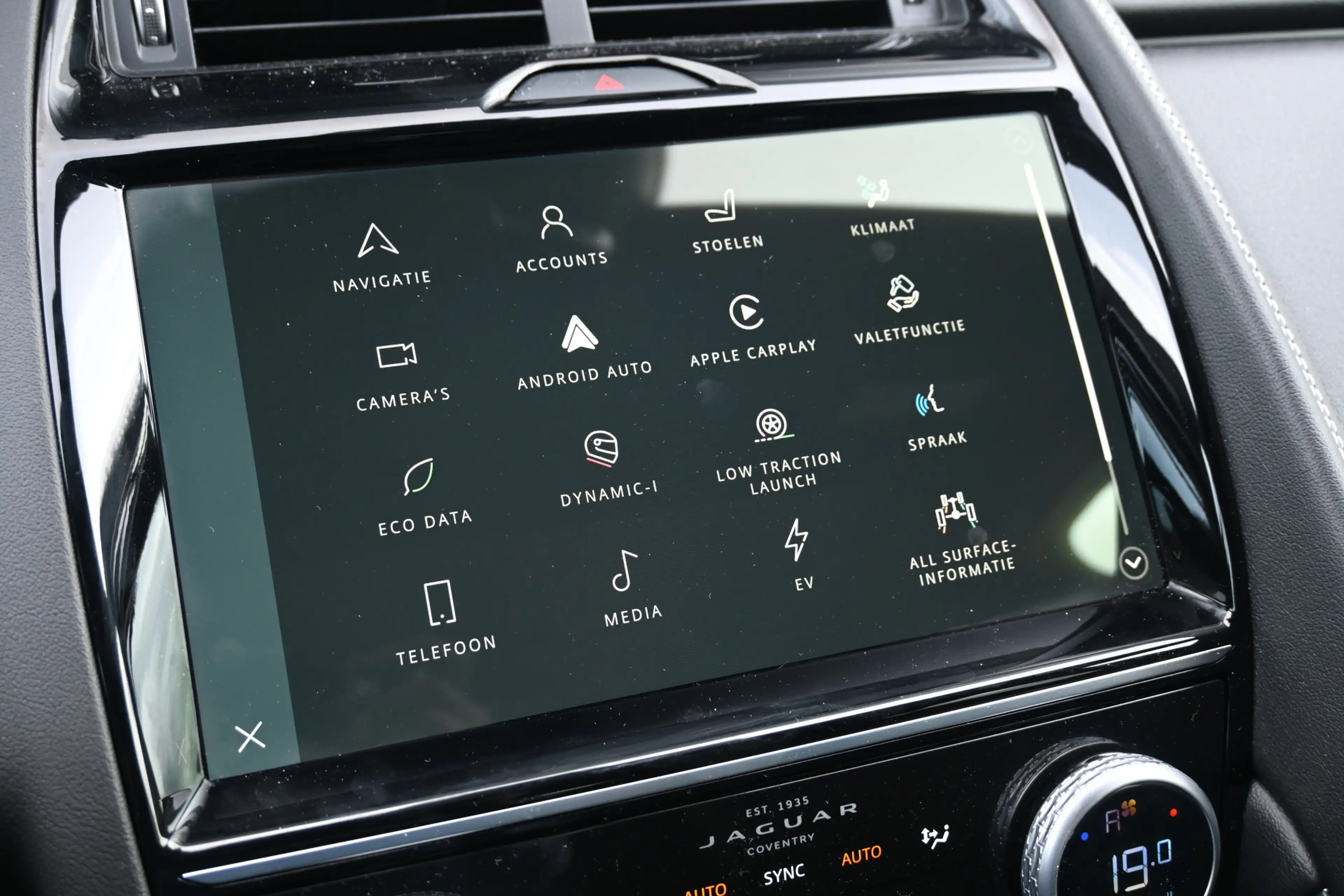 Jaguar E-Pace 1.5 P300e AWD R-Dynamic HSE — photo 26