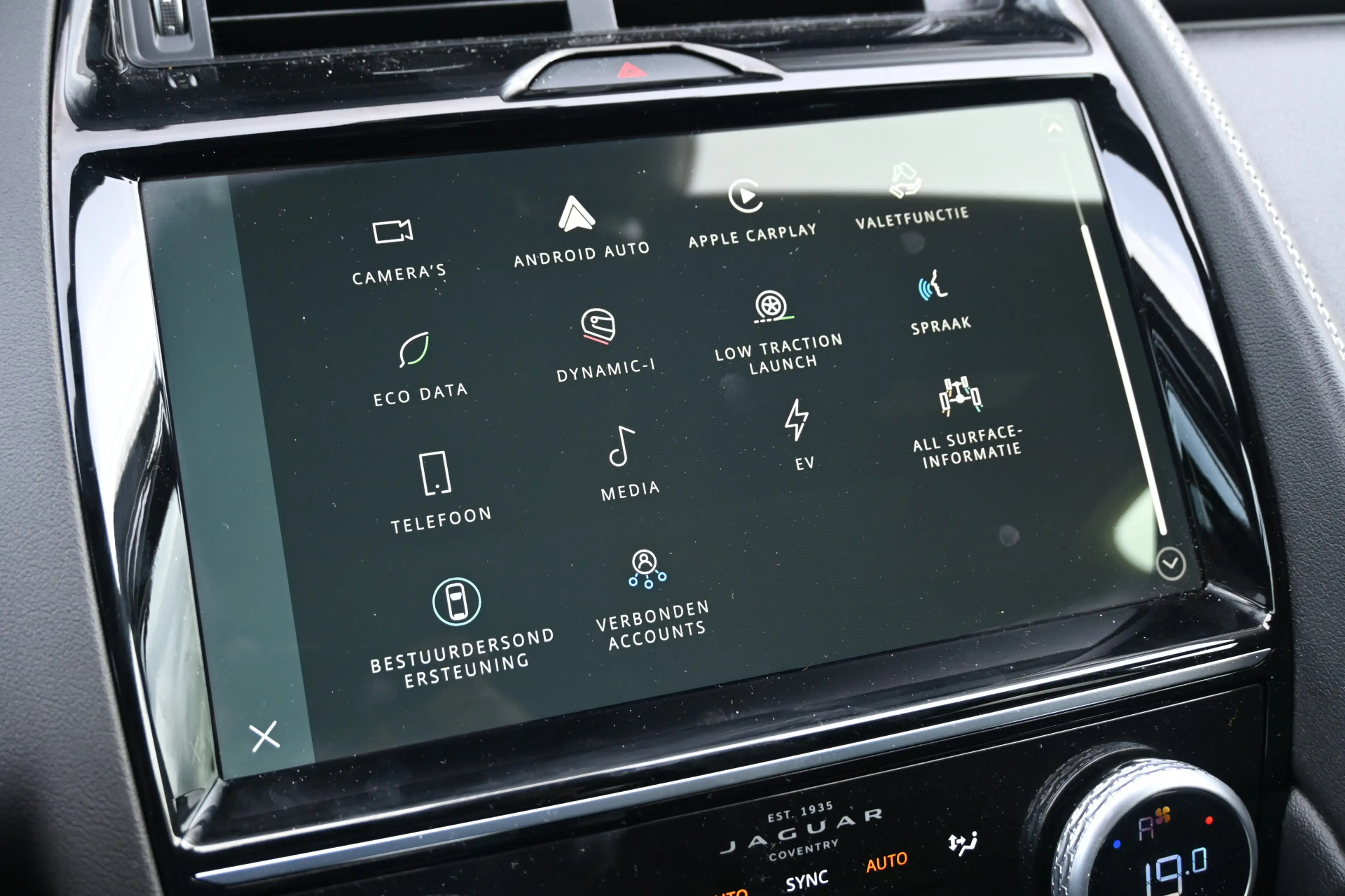 Jaguar E-Pace 1.5 P300e AWD R-Dynamic HSE — photo 27