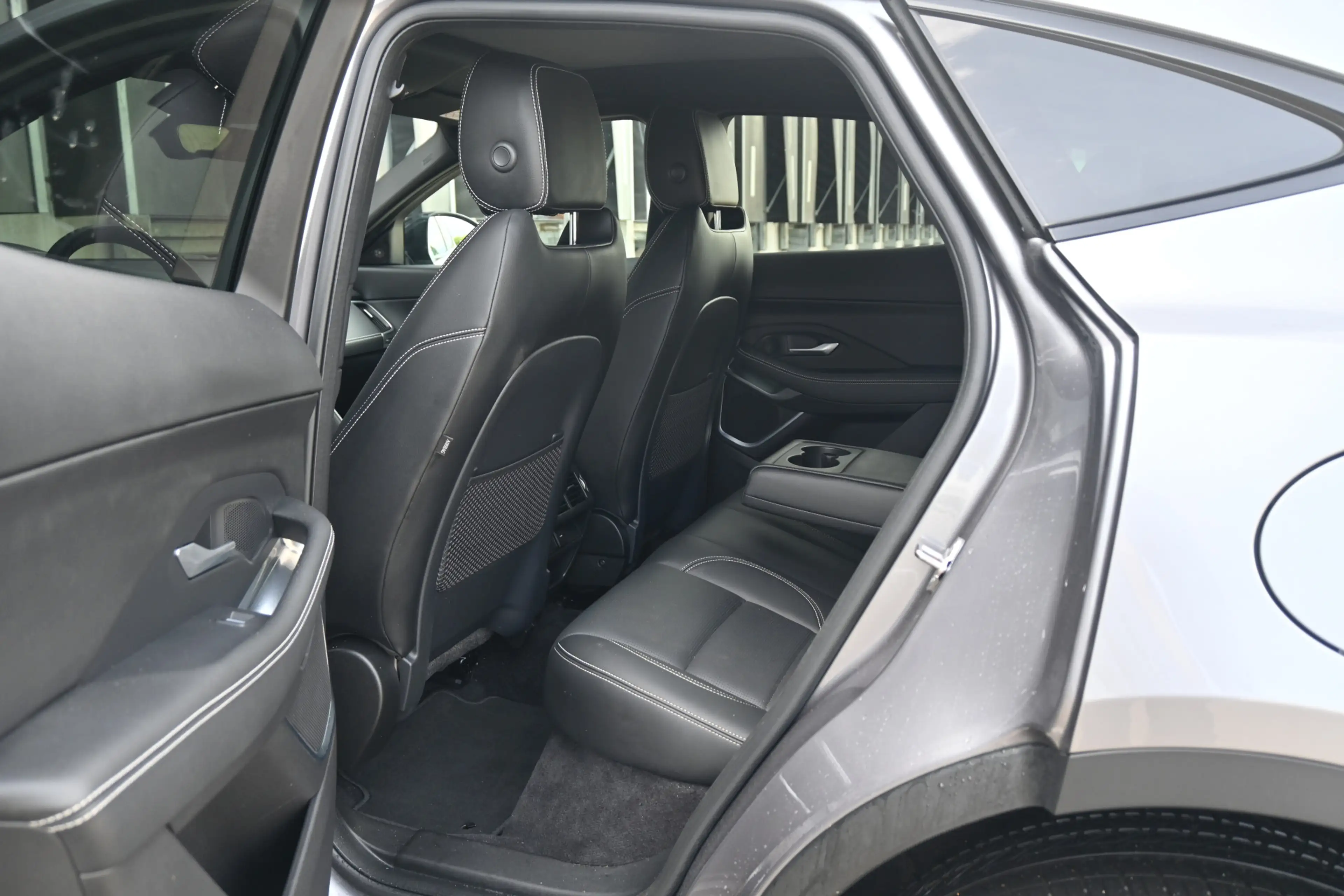 Jaguar E-Pace 1.5 P300e AWD R-Dynamic HSE — photo 7