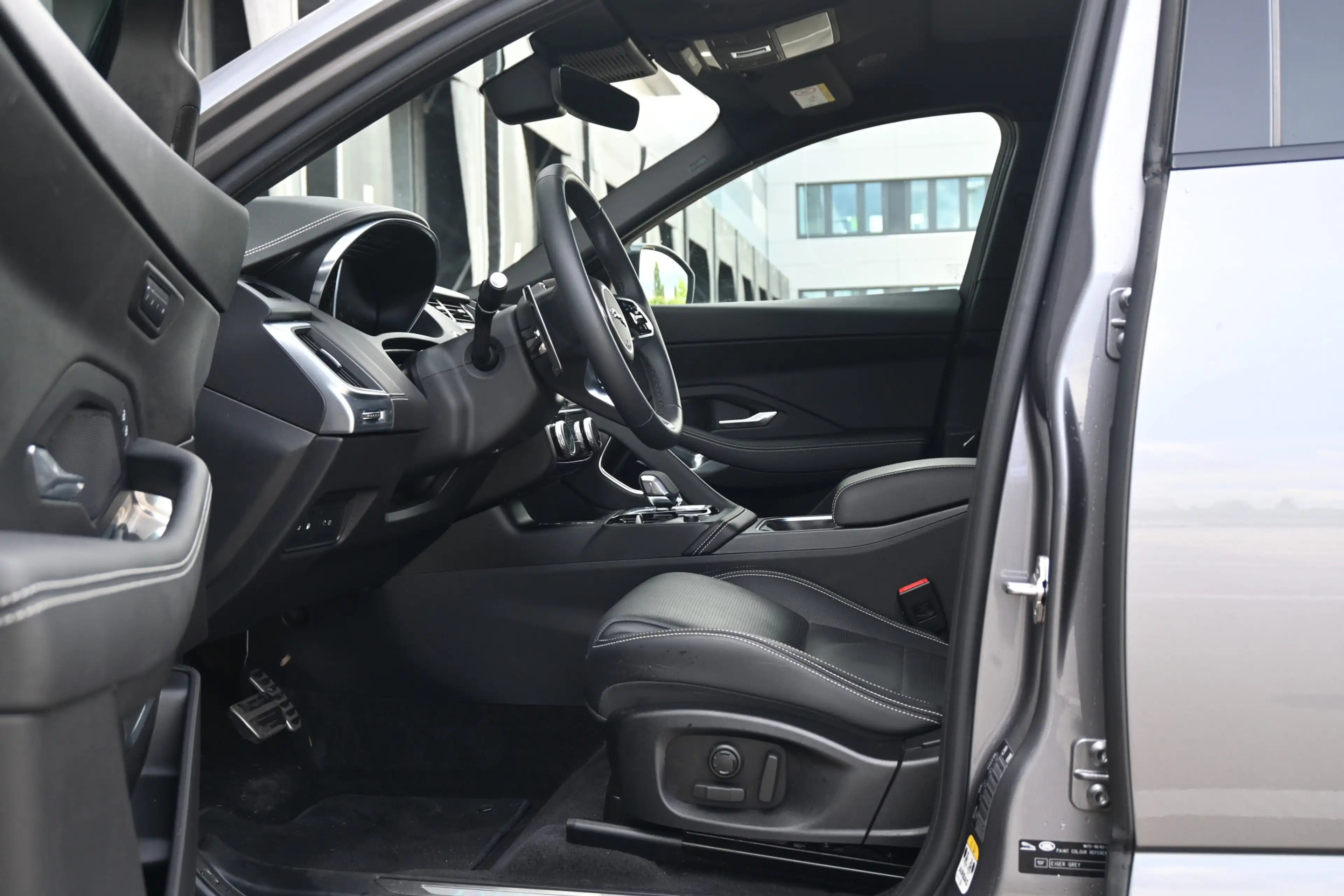 Jaguar E-Pace 1.5 P300e AWD R-Dynamic HSE — photo 2