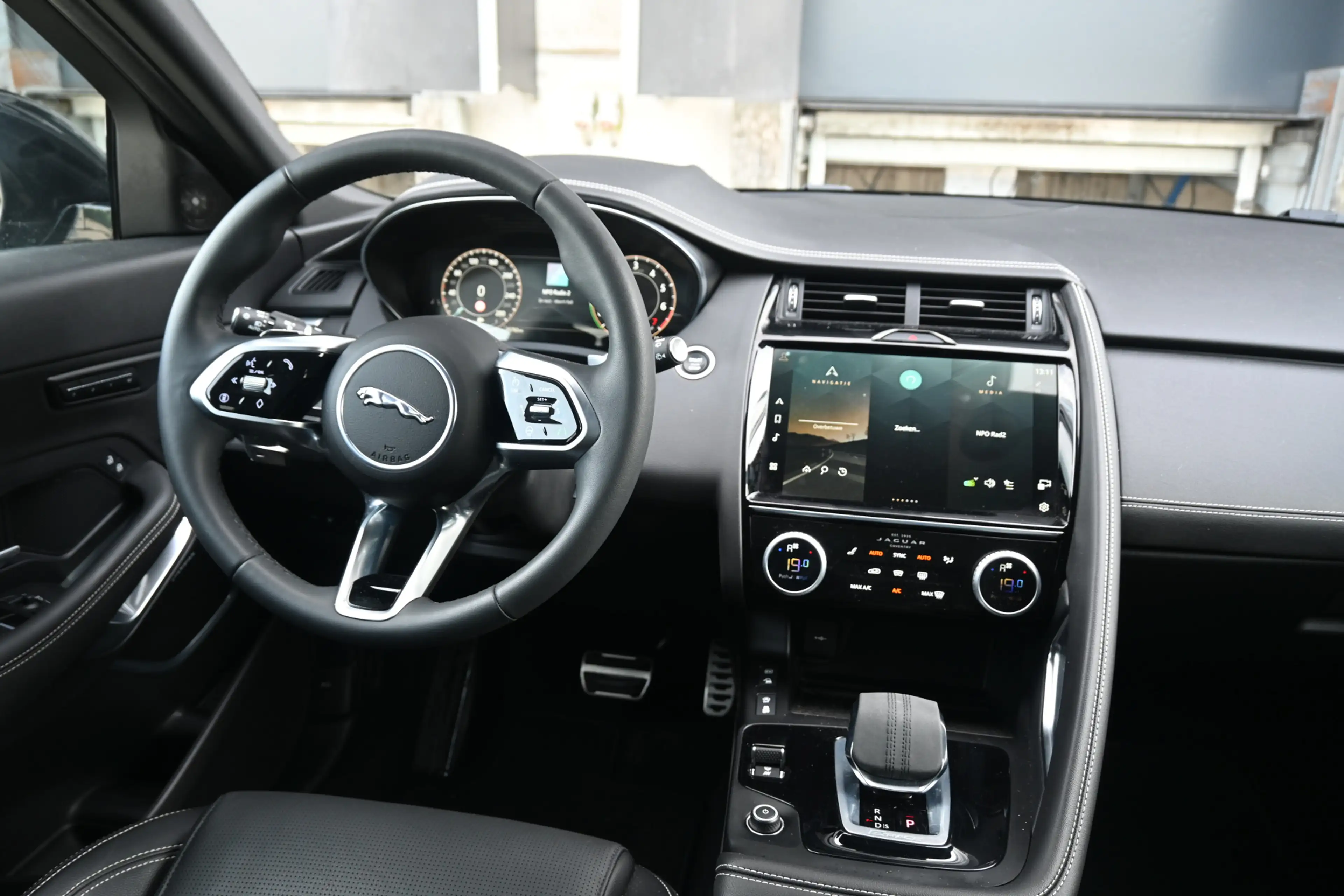 Jaguar E-Pace 1.5 P300e AWD R-Dynamic HSE — photo 6