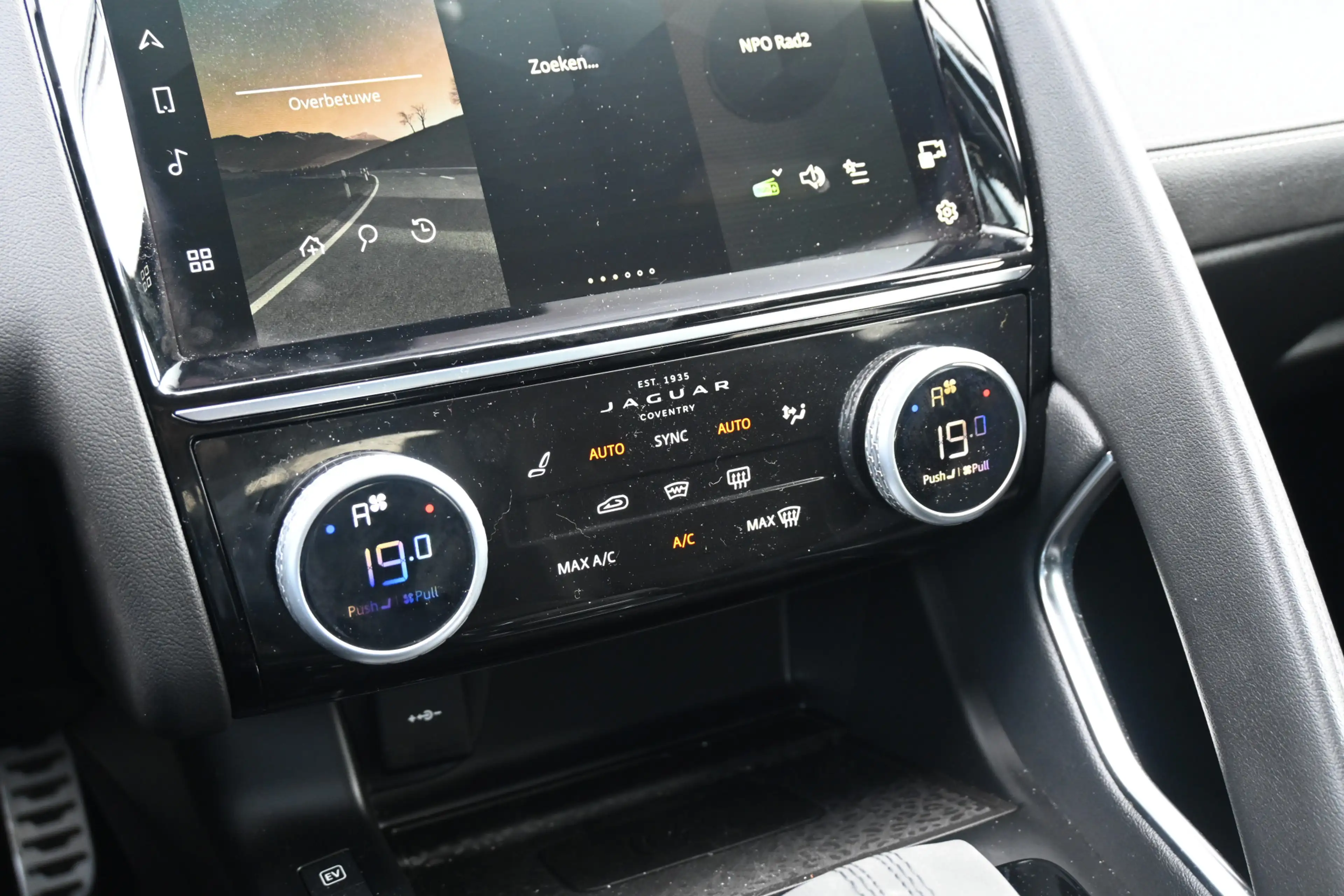 Jaguar E-Pace 1.5 P300e AWD R-Dynamic HSE — photo 31