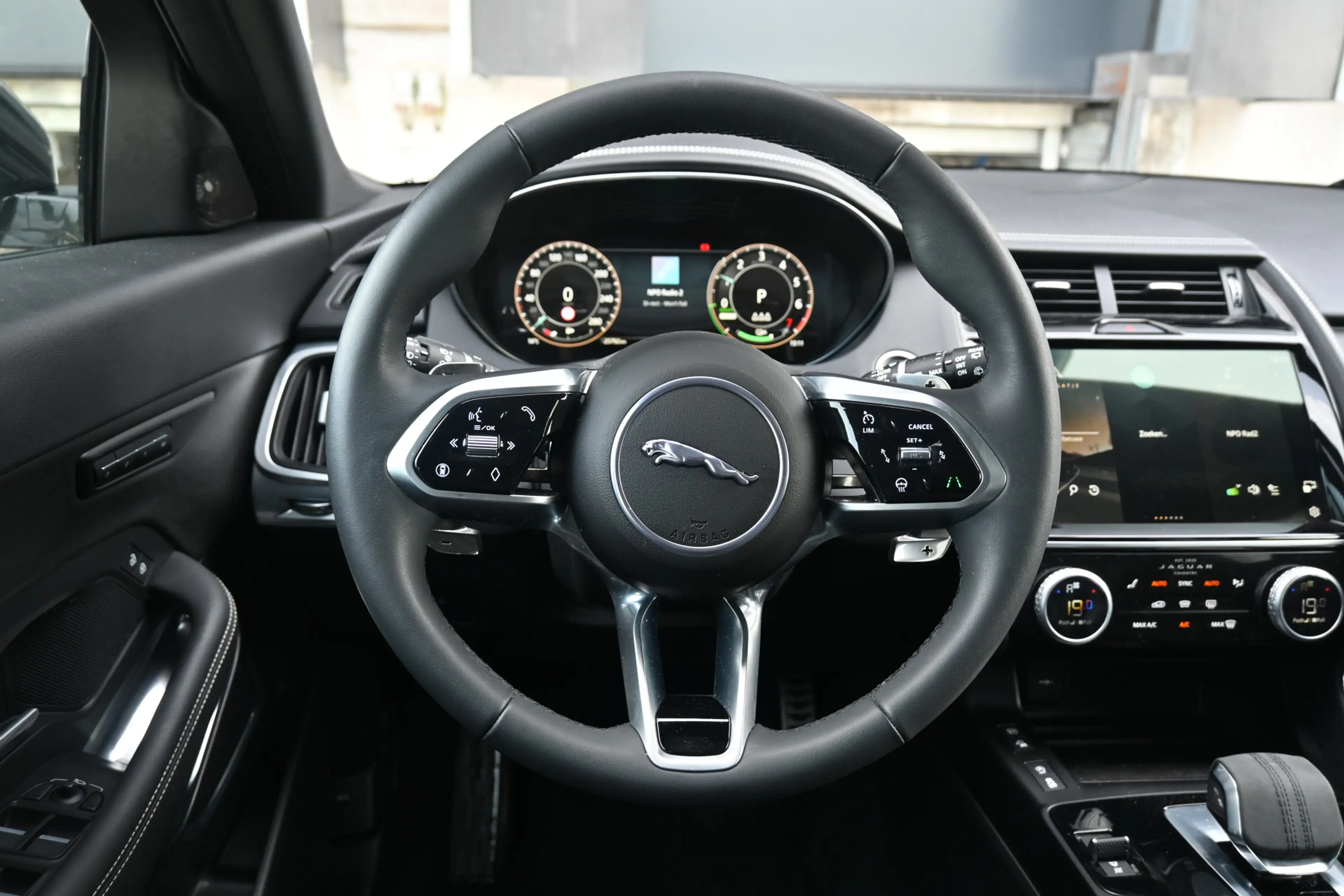 Jaguar E-Pace 1.5 P300e AWD R-Dynamic HSE — photo 17