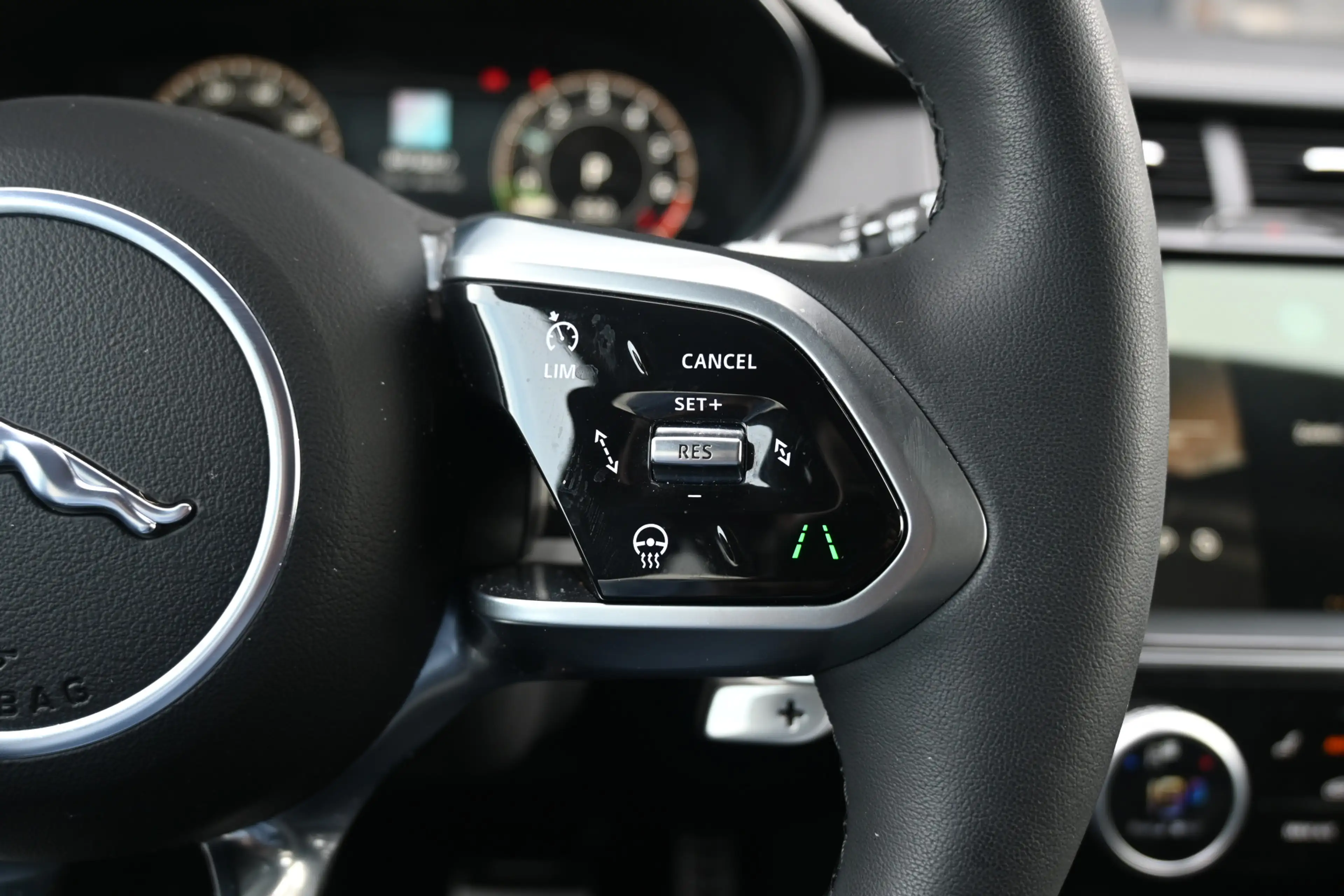 Jaguar E-Pace 1.5 P300e AWD R-Dynamic HSE — photo 19
