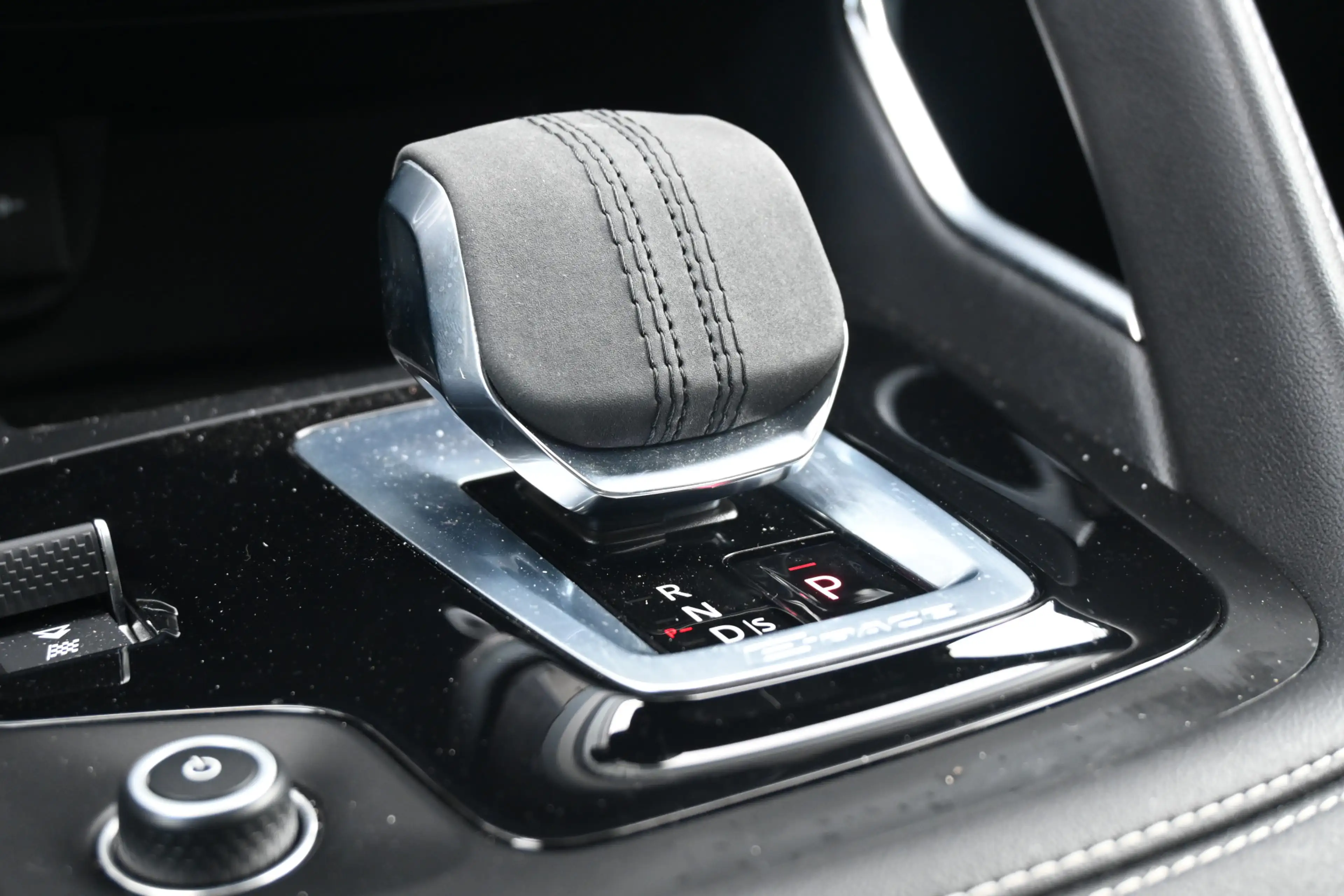 Jaguar E-Pace 1.5 P300e AWD R-Dynamic HSE — photo 32
