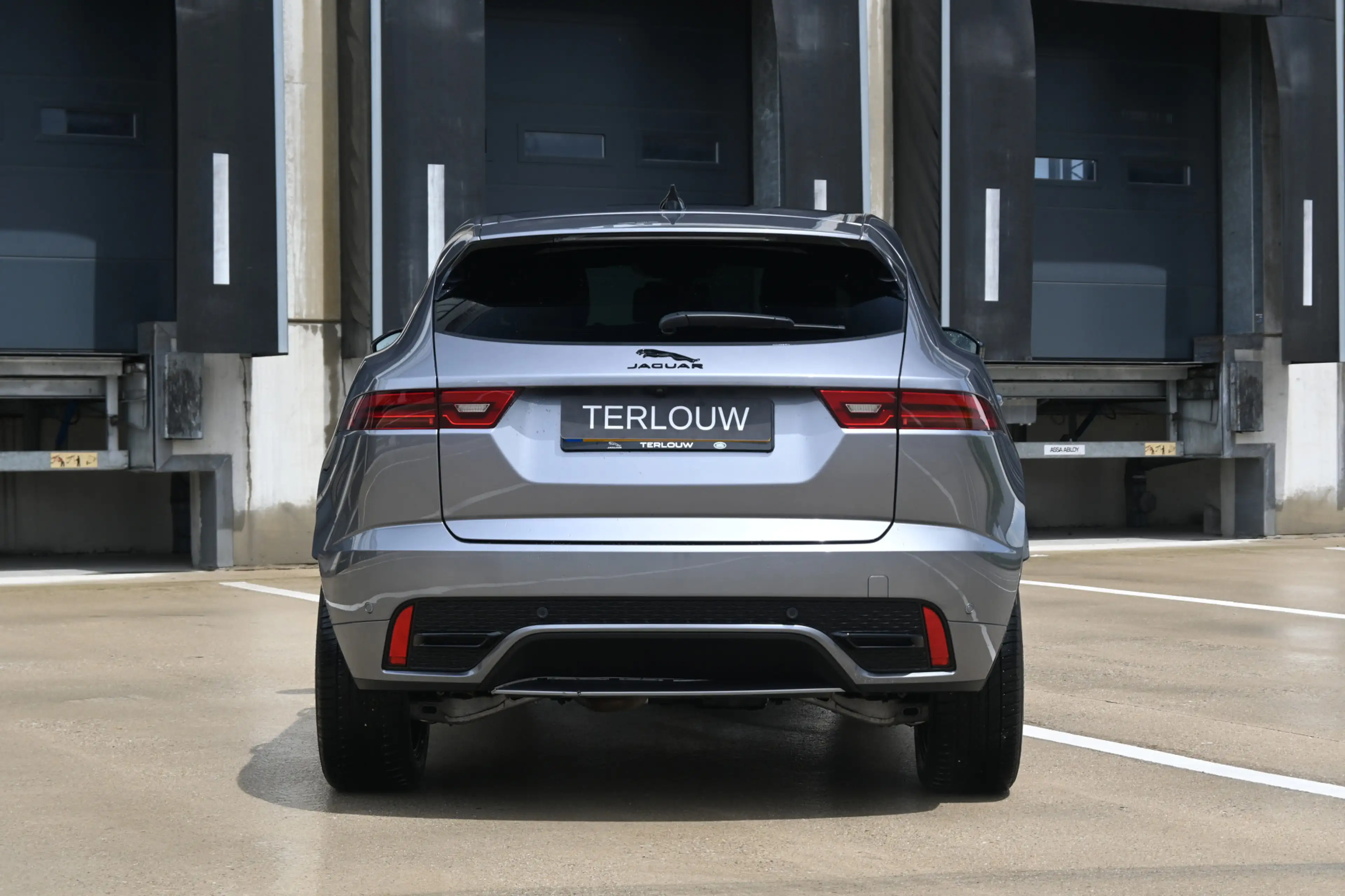 Jaguar E-Pace 1.5 P300e AWD R-Dynamic HSE — photo 8