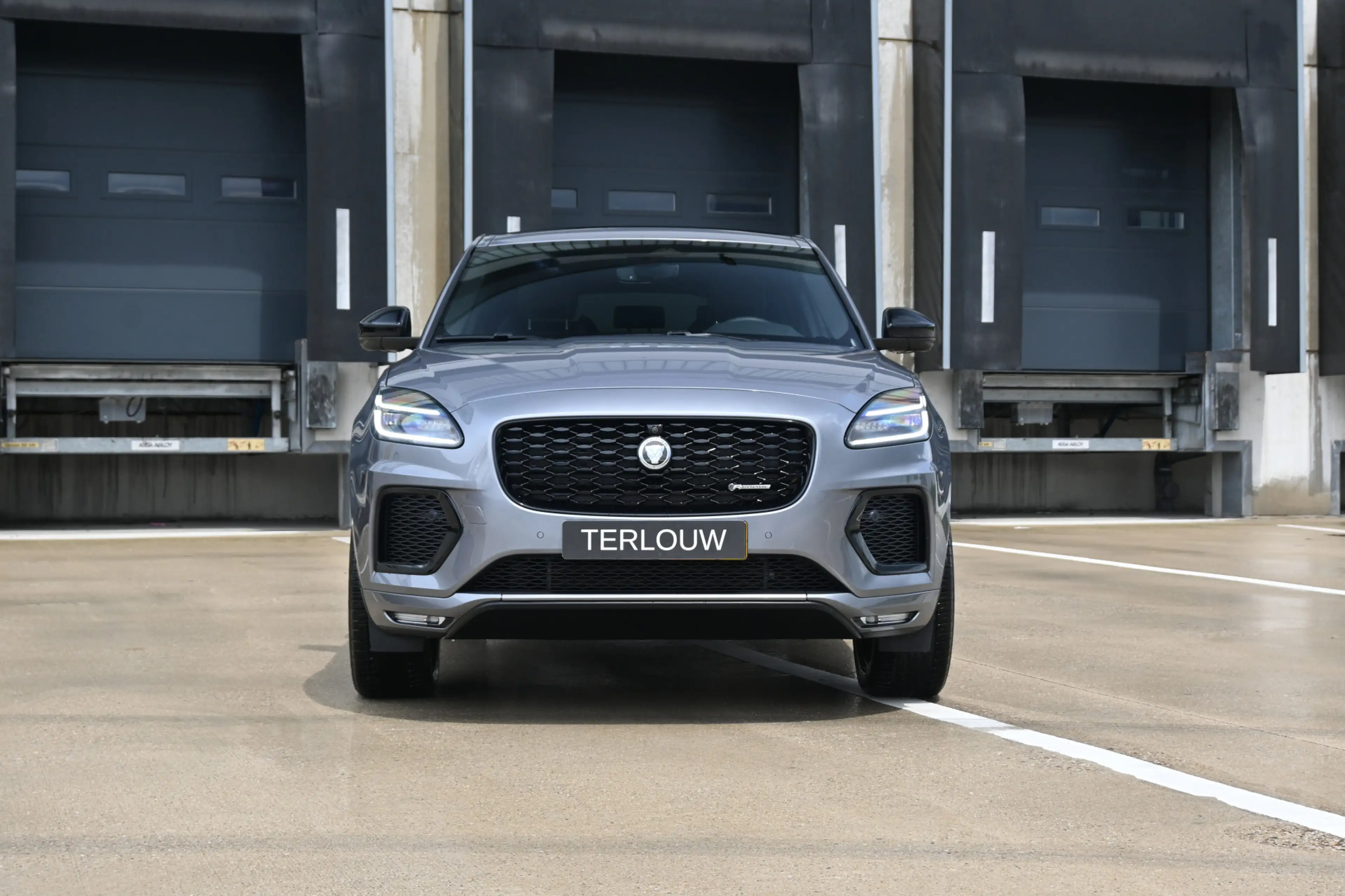 Jaguar E-Pace 1.5 P300e AWD R-Dynamic HSE — photo 5