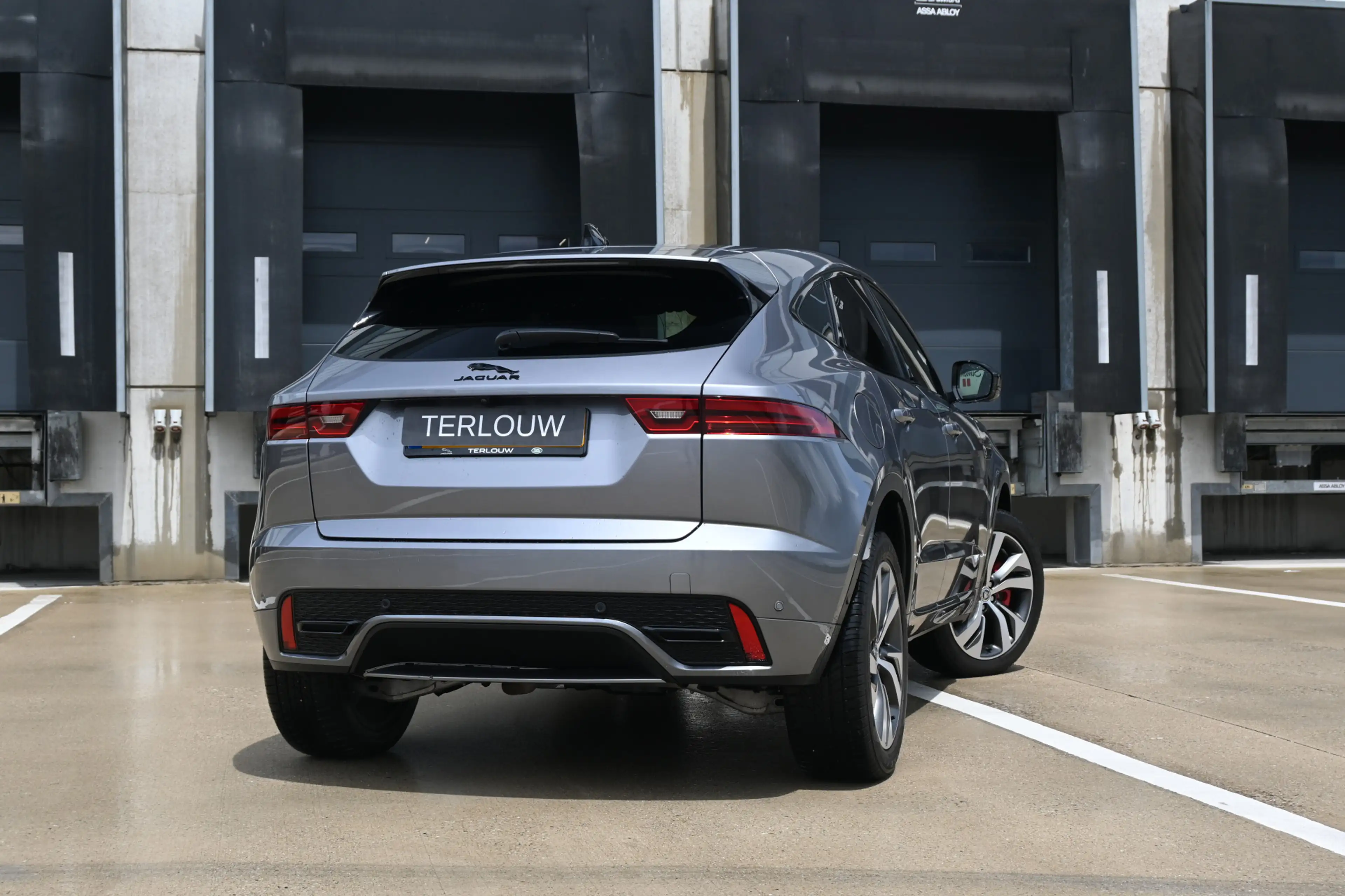 Jaguar E-Pace 1.5 P300e AWD R-Dynamic HSE — photo 3