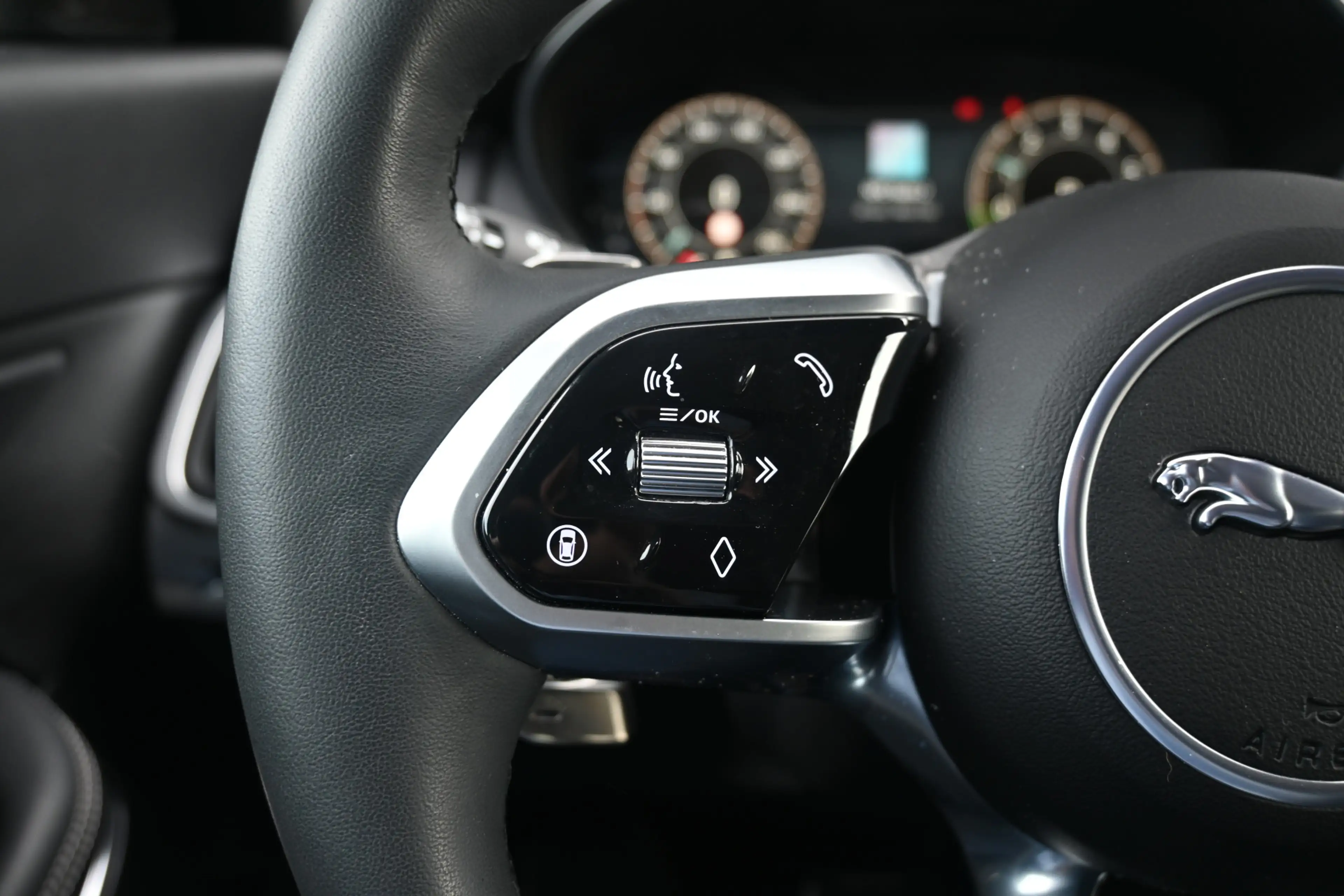 Jaguar E-Pace 1.5 P300e AWD R-Dynamic HSE — photo 18
