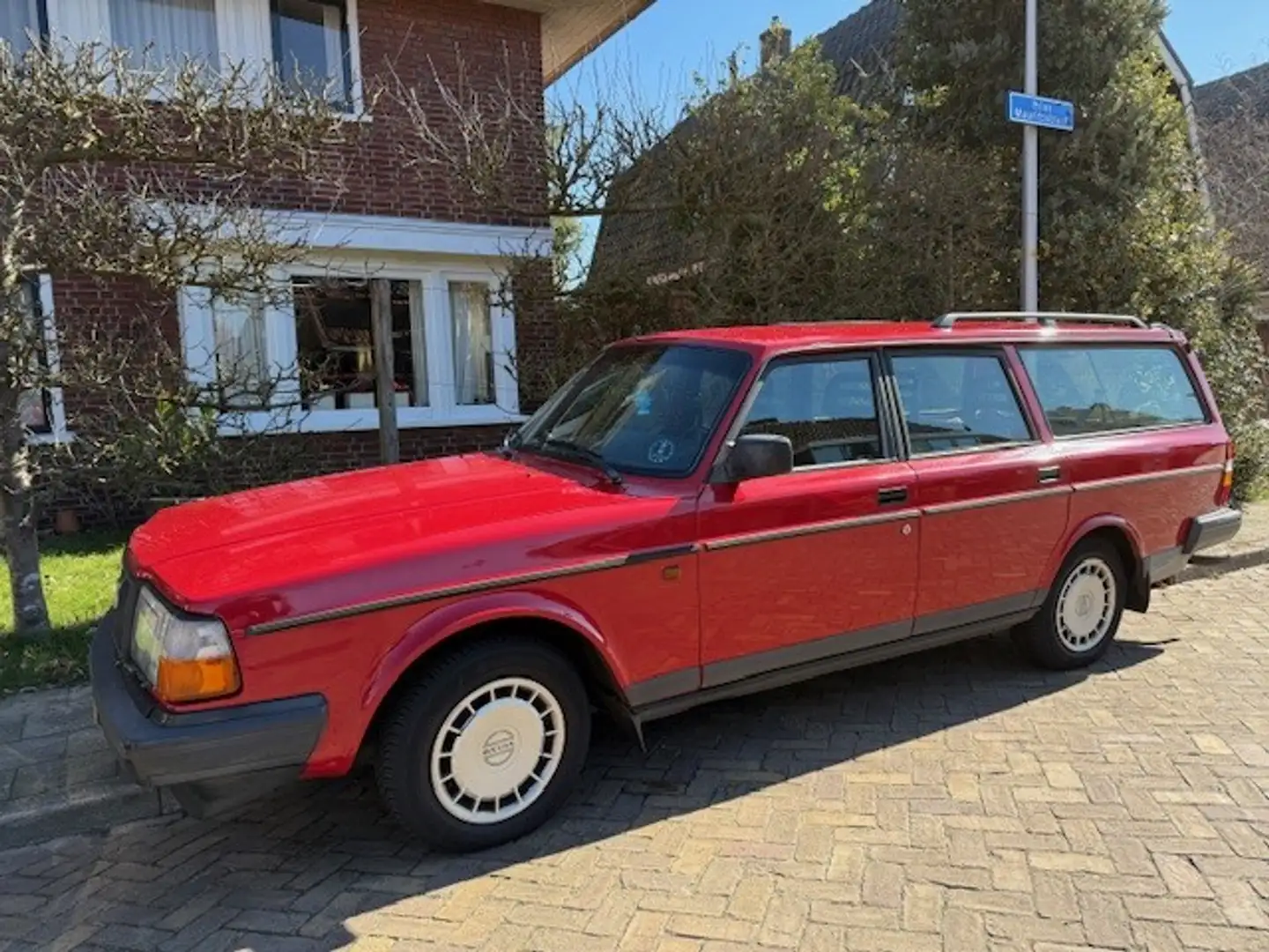 Volvo 240 Classic - 1