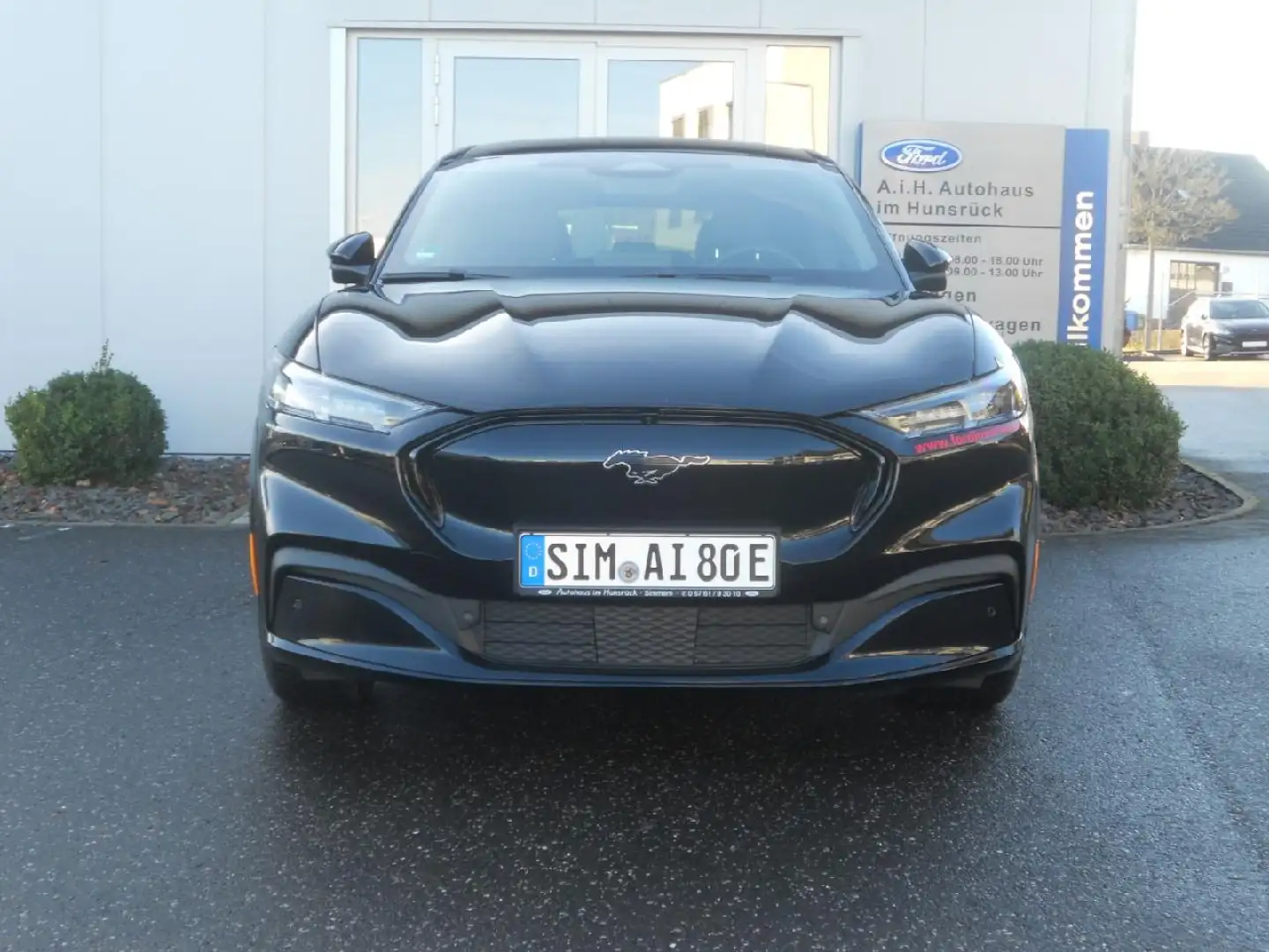 Ford Mustang Mach-E AWD Schwarz - 2