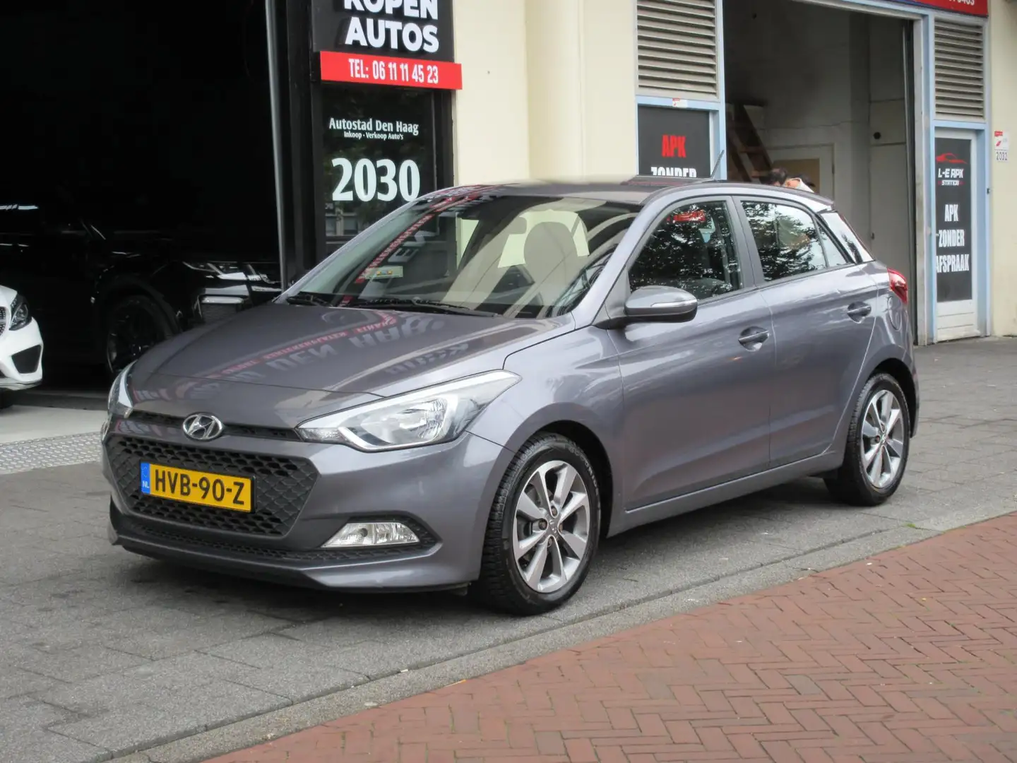 Hyundai i20 1.2 HP i-Motion Premium 5 Deurs Airco PDC Grijs - 1