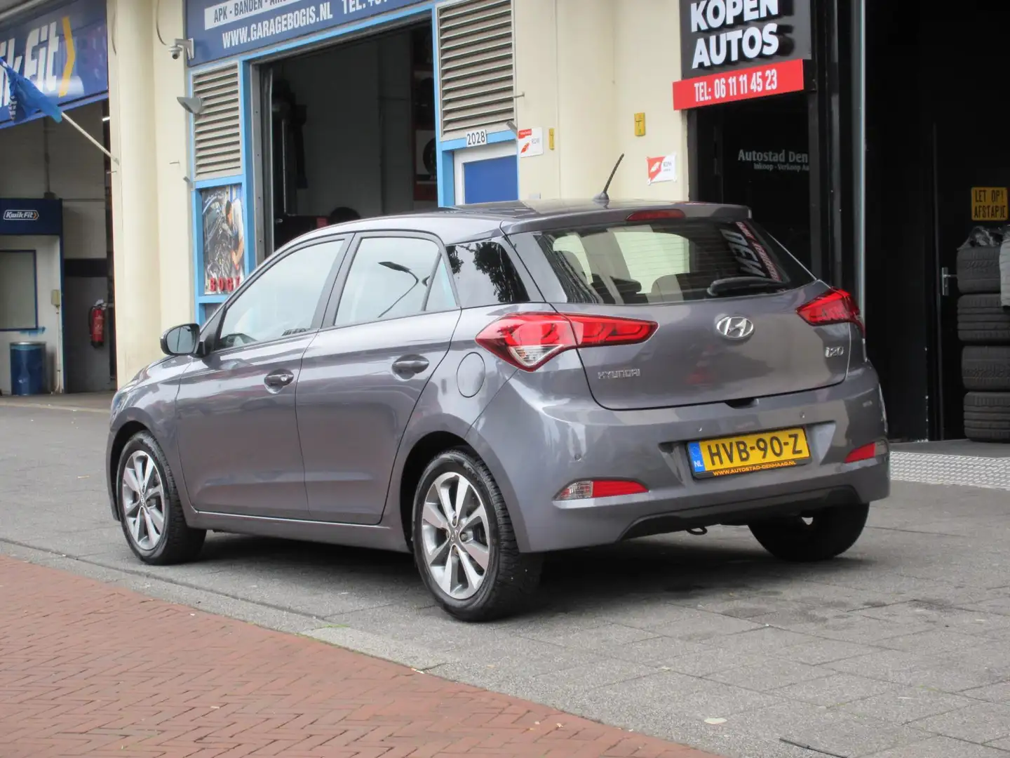 Hyundai i20 1.2 HP i-Motion Premium 5 Deurs Airco PDC Grijs - 2