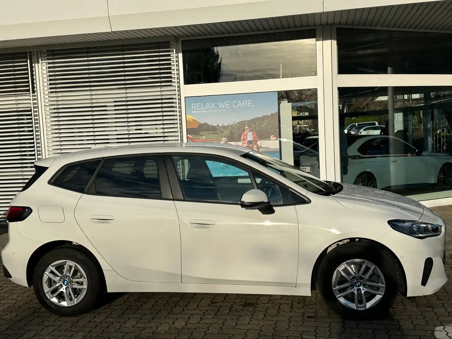 BMW 220 i Active Tourer+Komf.Zgng.+Aussensp.Pak.+RFK+ Weiß - 2