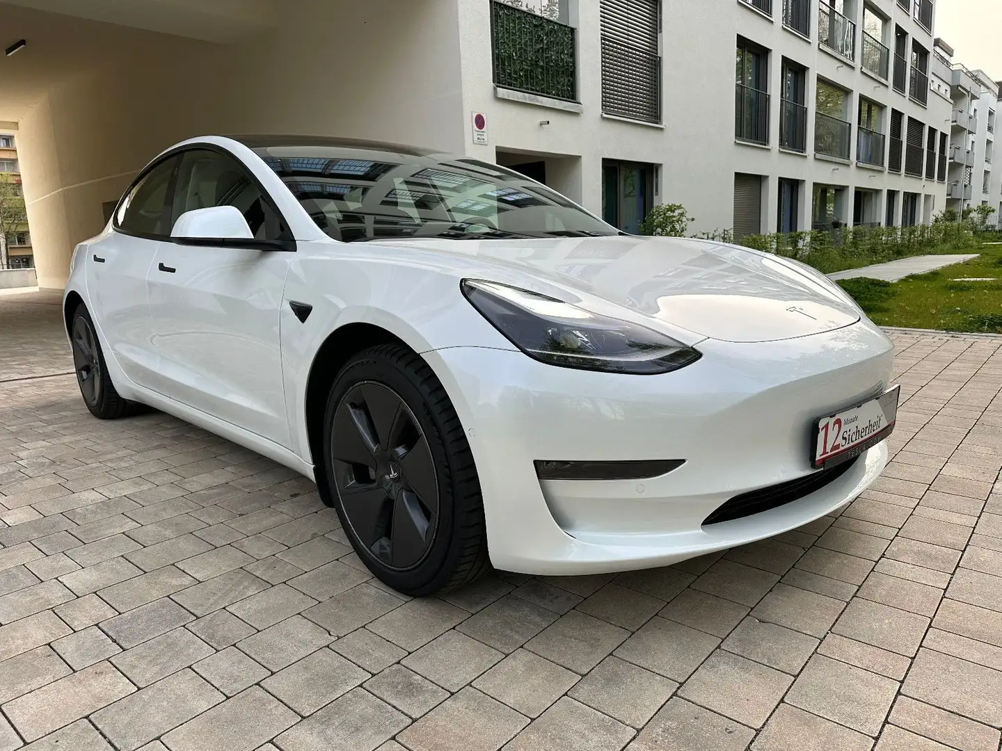 Tesla Model 3 Weiß - 1
