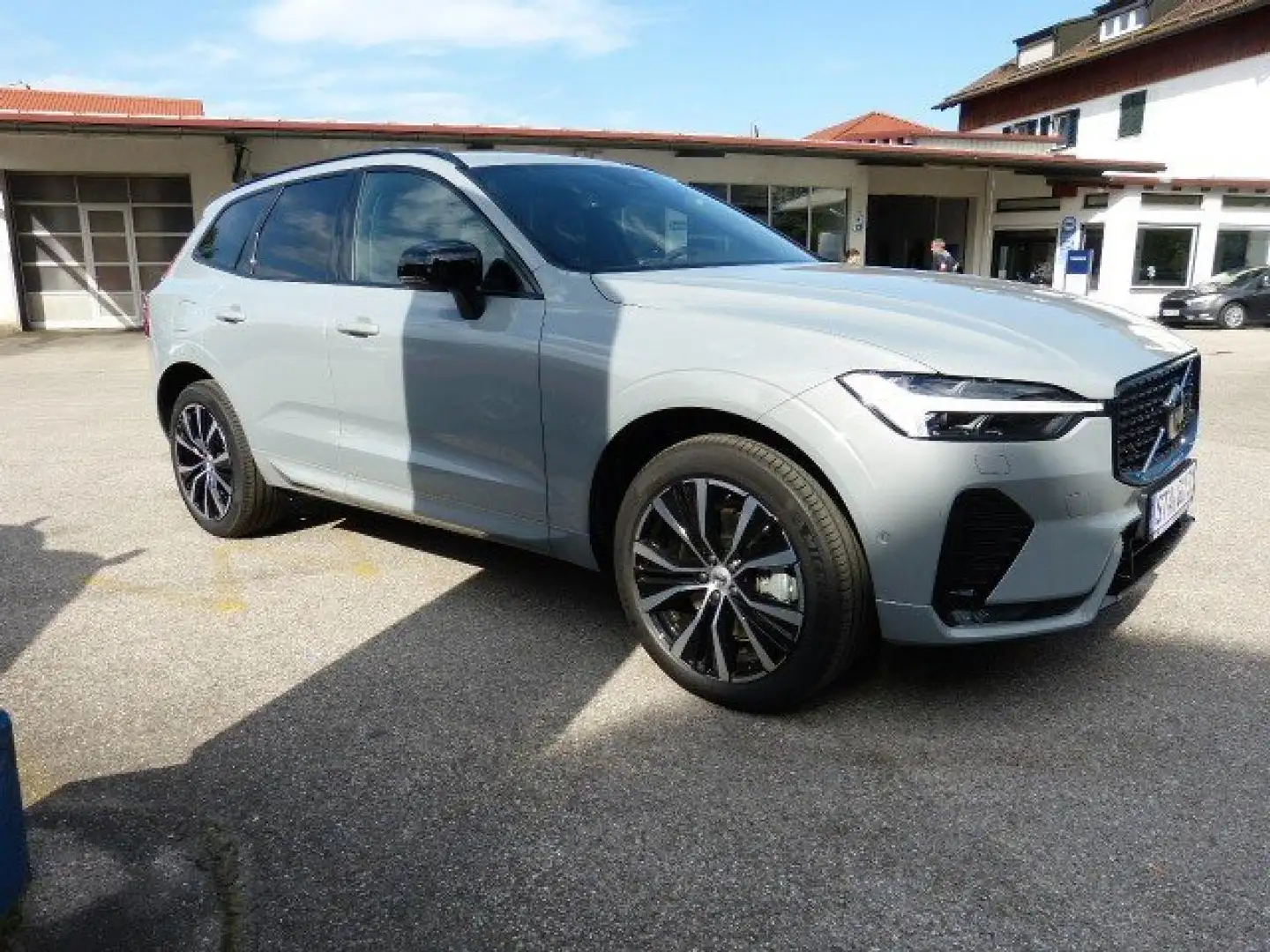 Volvo XC60 Plus Dark AWD Grau - 2