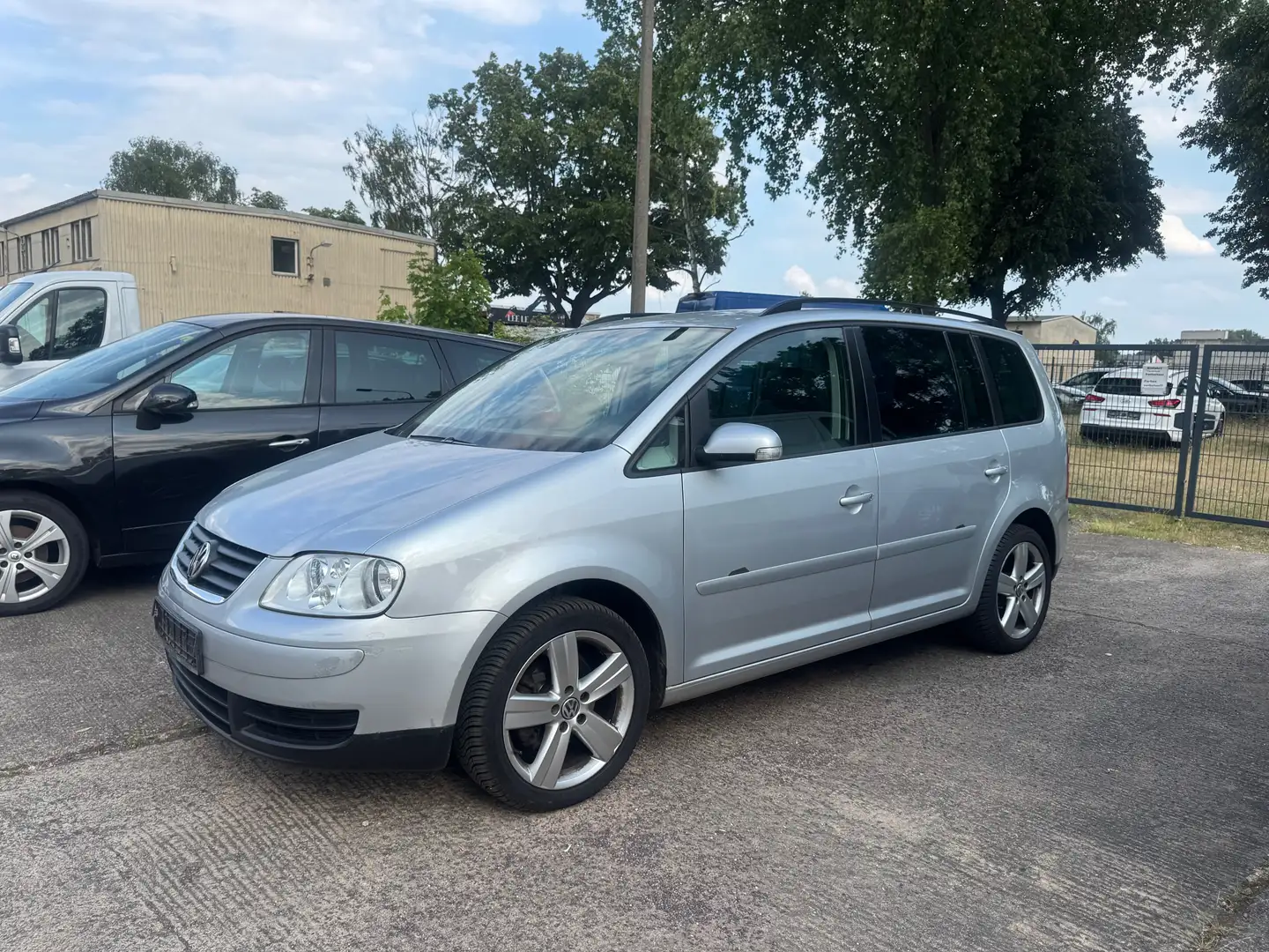 Volkswagen Touran 1.6 Trendline 7-Sitzer TÜV neu Silber - 2