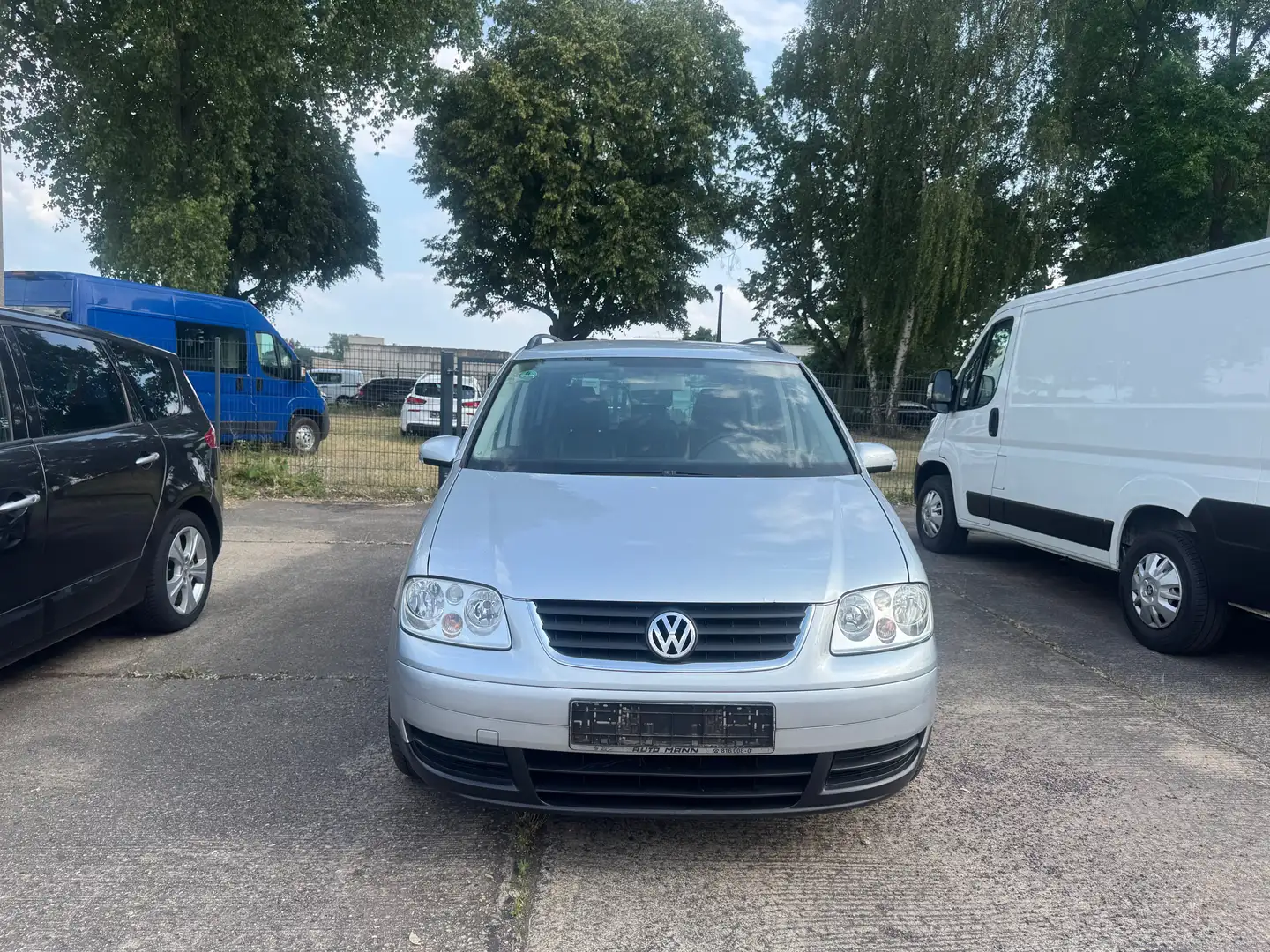 Volkswagen Touran 1.6 Trendline 7-Sitzer TÜV neu Silber - 1