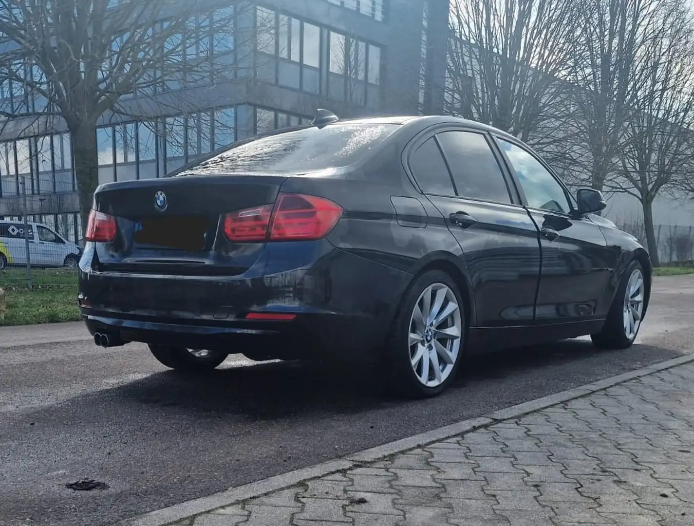 BMW 330 330d Sport-Aut. Fekete - 2