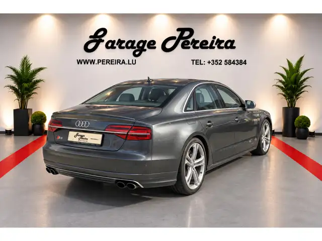 Audi S8 view 3