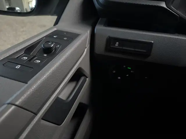 Volkswagen Transporter view 15