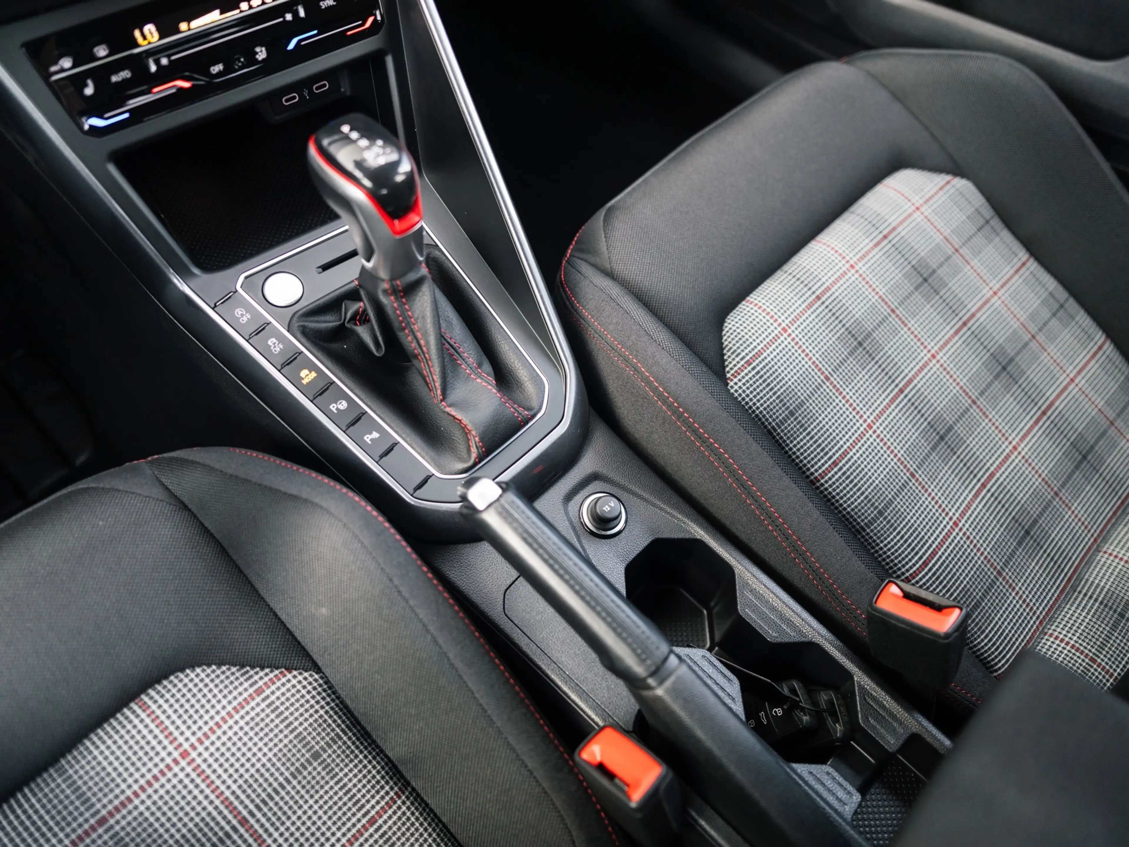 Volkswagen Polo GTI 2.0 TSI Beats Camera Keyless Blindspot — photo 36