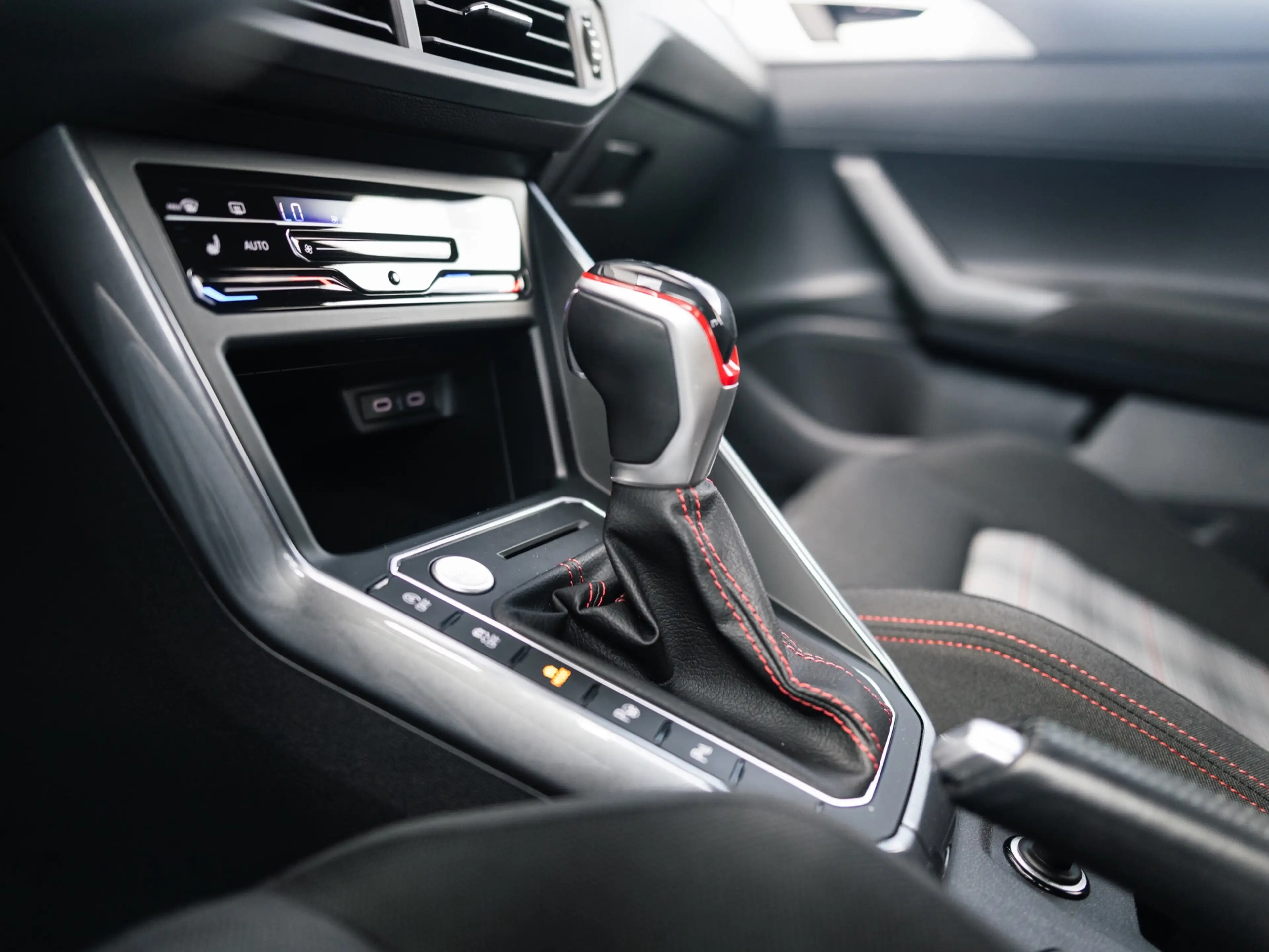 Volkswagen Polo GTI 2.0 TSI Beats Camera Keyless Blindspot — photo 39