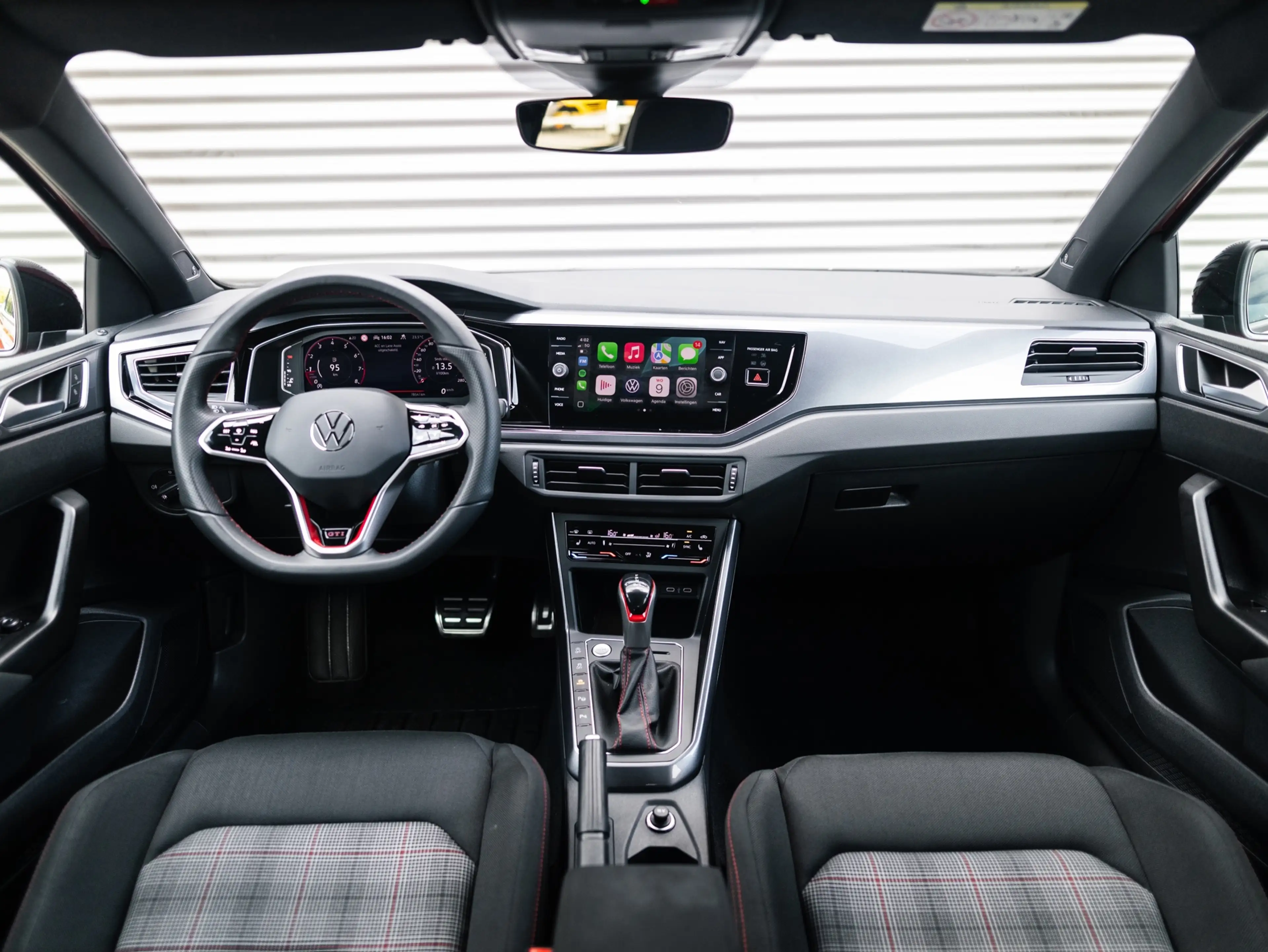 Volkswagen Polo GTI 2.0 TSI Beats Camera Keyless Blindspot — photo 15