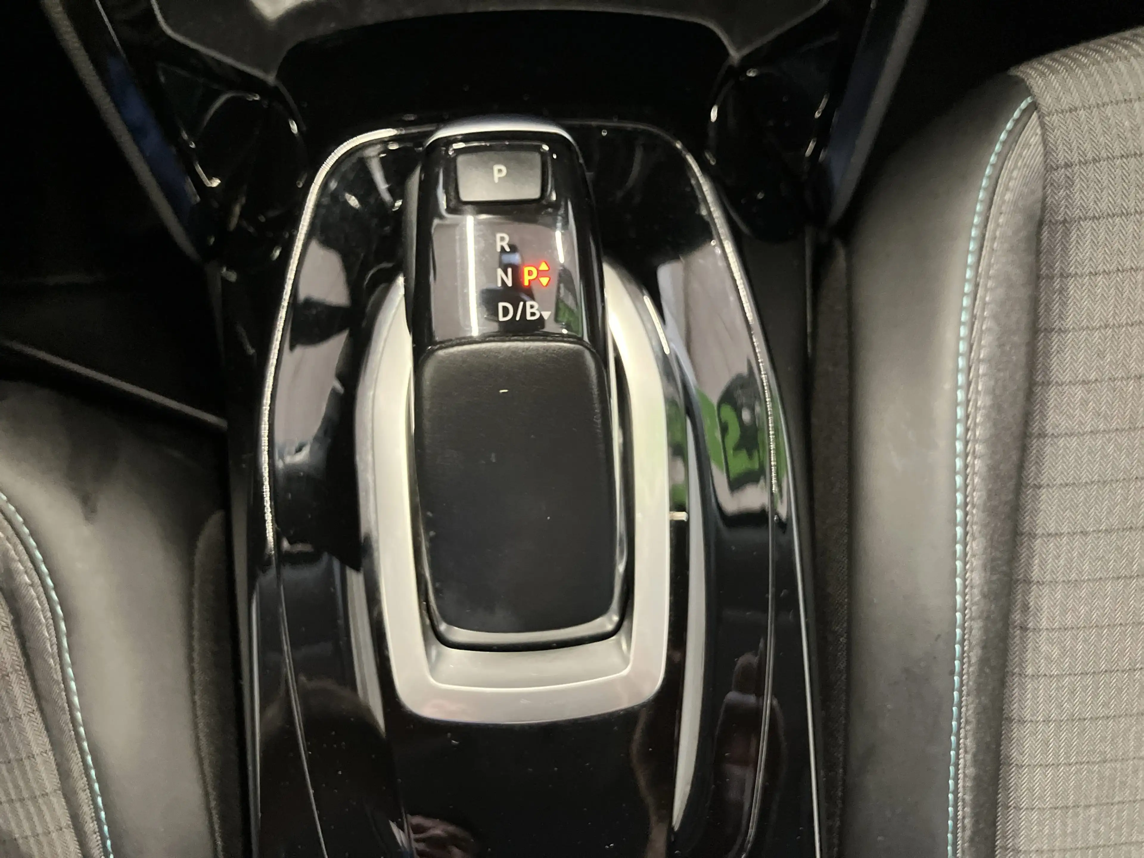 Peugeot e-2008 Elektro Allure Pack LED+Kamera+CarPlay — photo 13