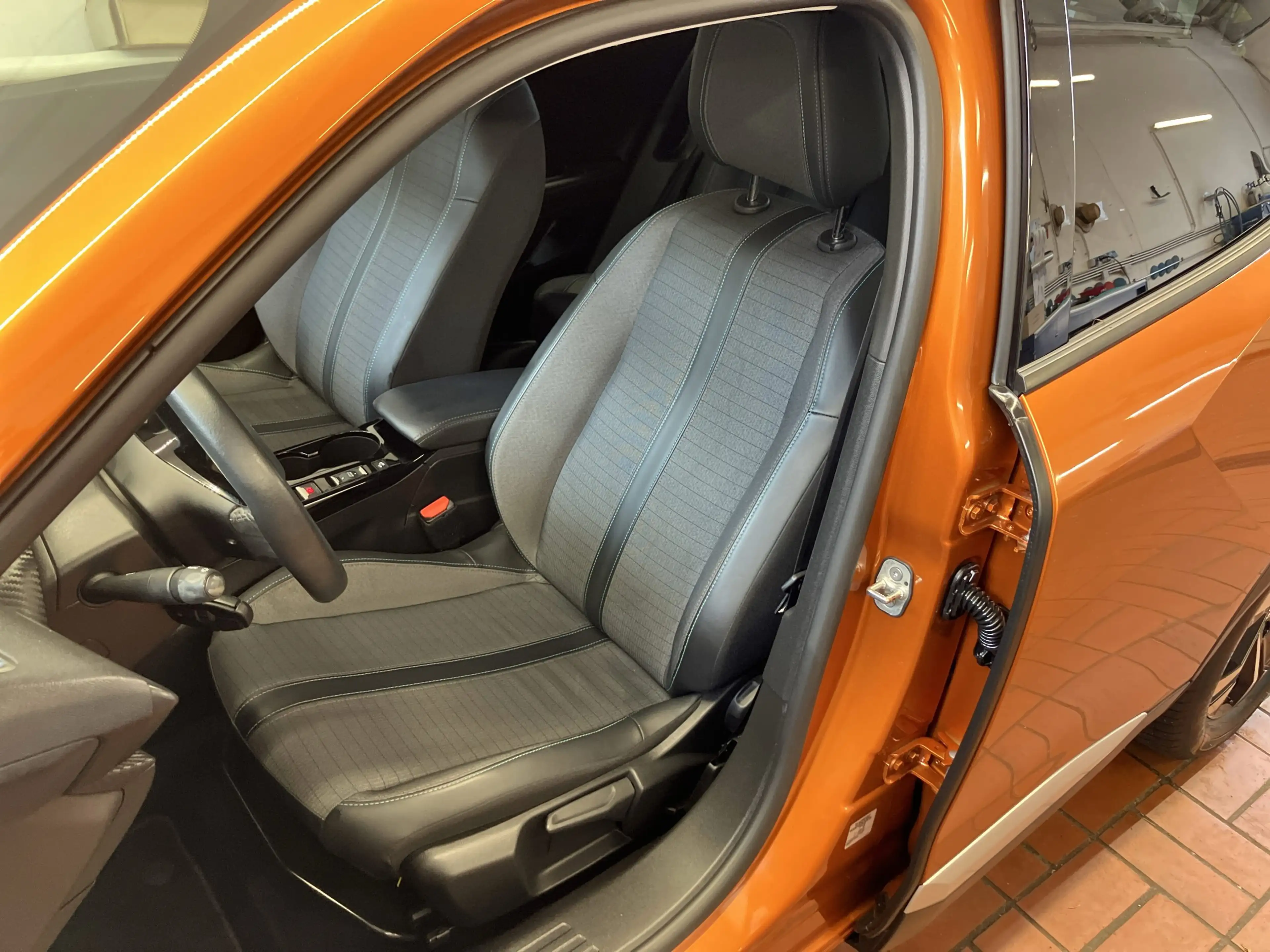 Peugeot e-2008 Elektro Allure Pack LED+Kamera+CarPlay — photo 8