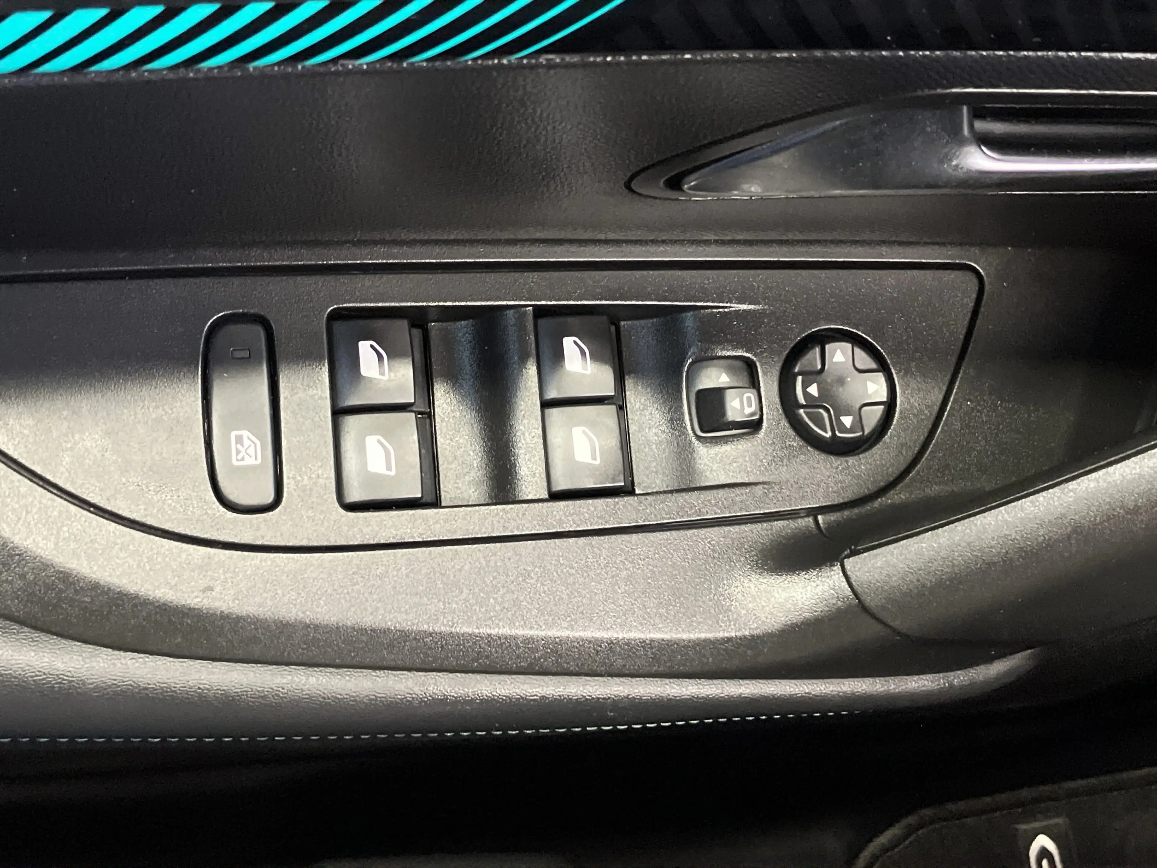 Peugeot e-2008 Elektro Allure Pack LED+Kamera+CarPlay — photo 14