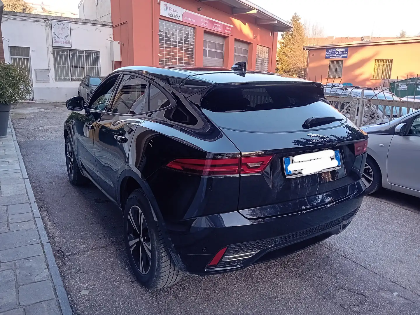 Jaguar E-Pace 2.0d i4 mhev R-Dynamic awd 163cv auto Schwarz - 2