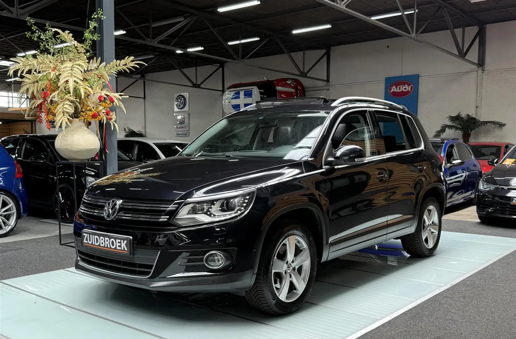 Volkswagen Tiguan 2.0 TSI 4Motion DSG Pano Xenon Dynaudio Zwart - 1