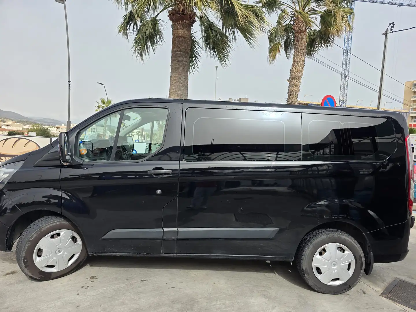 Ford Transit Custom Ford Transit Custom Kombi de 9 plazas, matriculada en 2018, con motor 2.0 TDCi de 130 CV (96 kW) Negro - 1