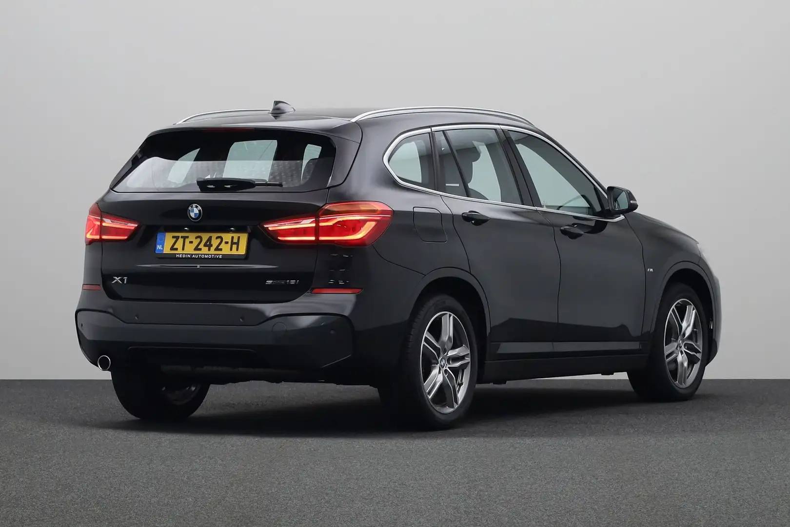 BMW X1 sDrive18i High Executive | M Sportpakket | Trekhaa Zwart - 2